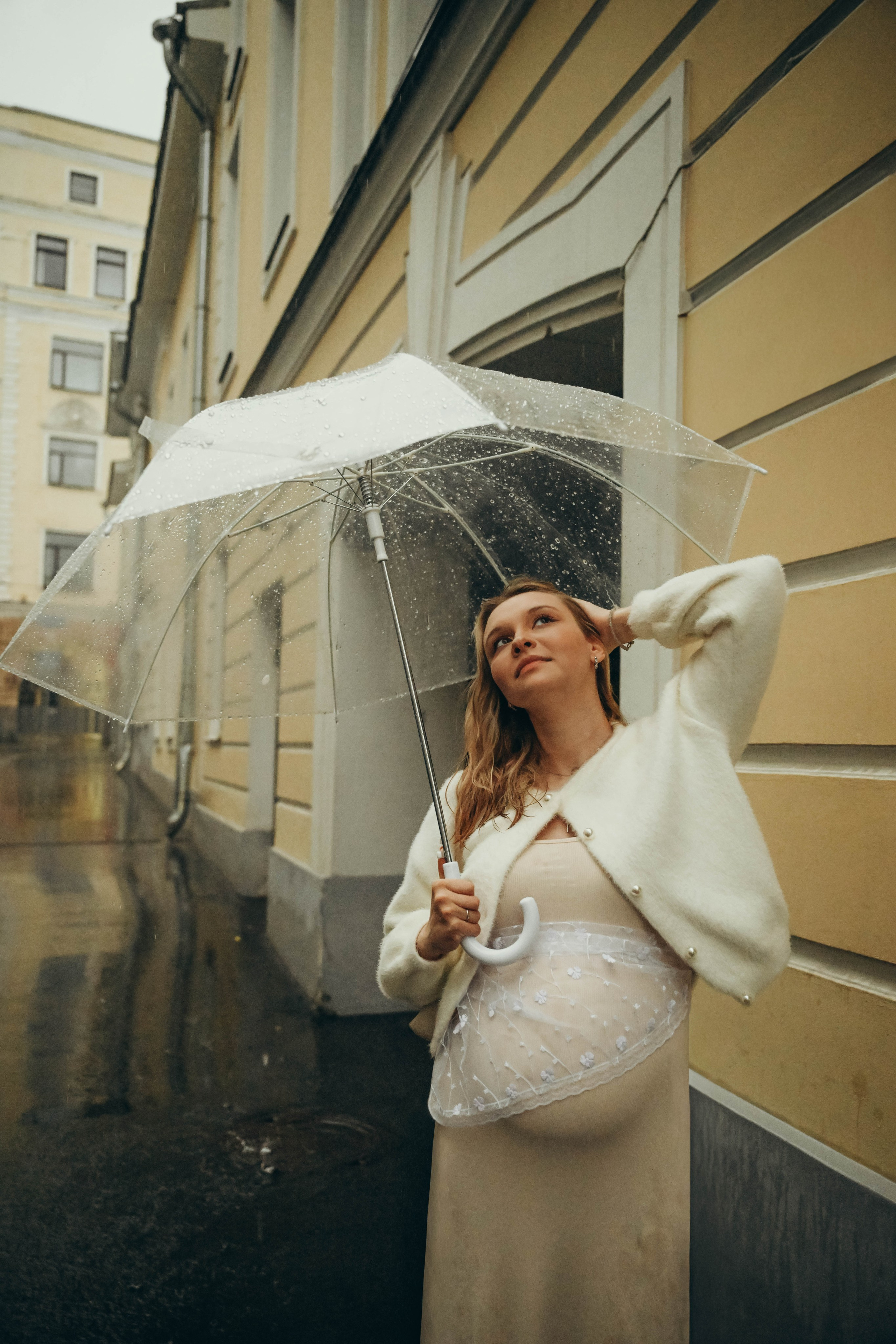 Даша и Леша прогулка в ожидании под дождем. Семейный фотограф Москва-Воронеж Ирина Вронская