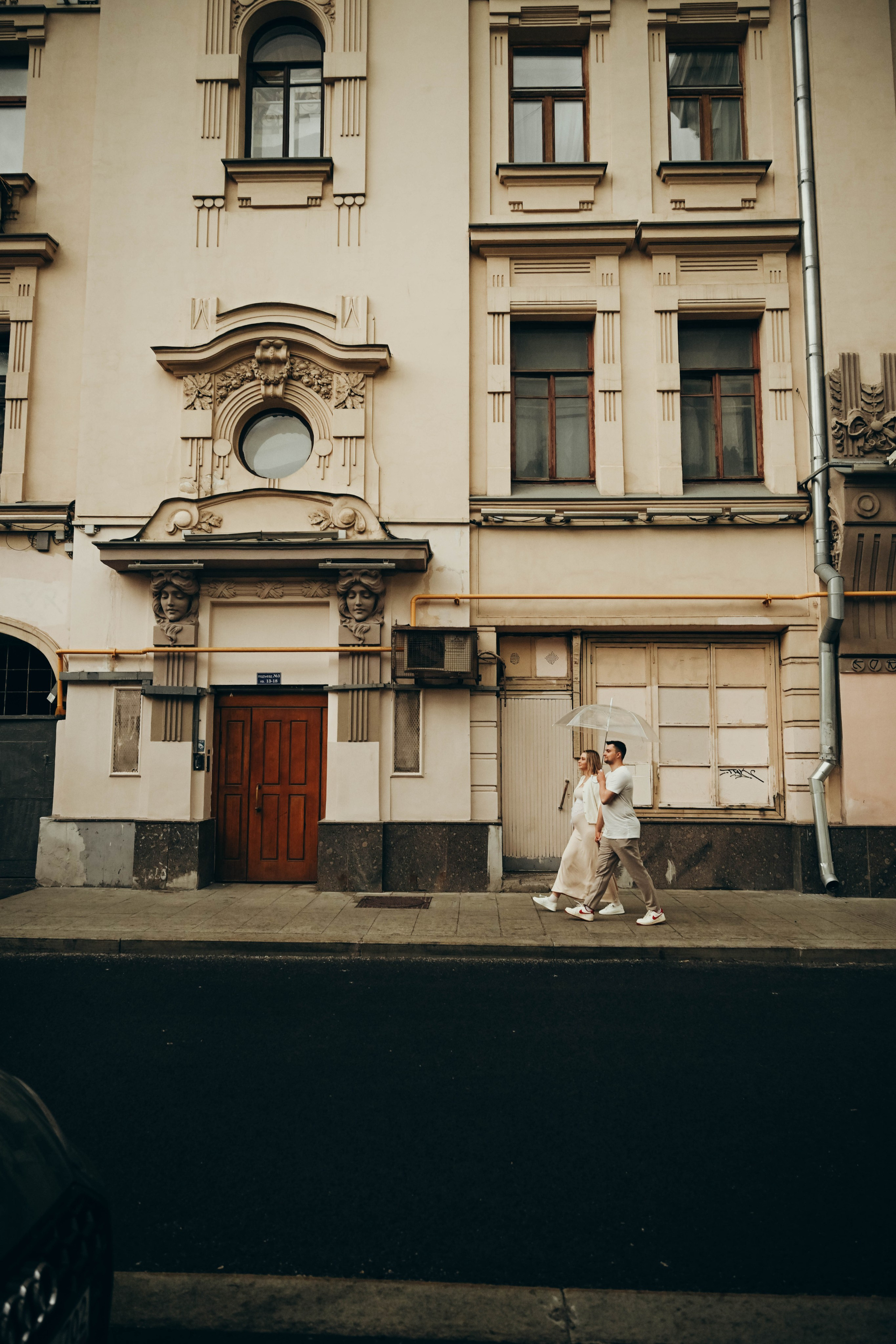 Даша и Леша прогулка в ожидании под дождем. Семейный фотограф Москва-Воронеж Ирина Вронская