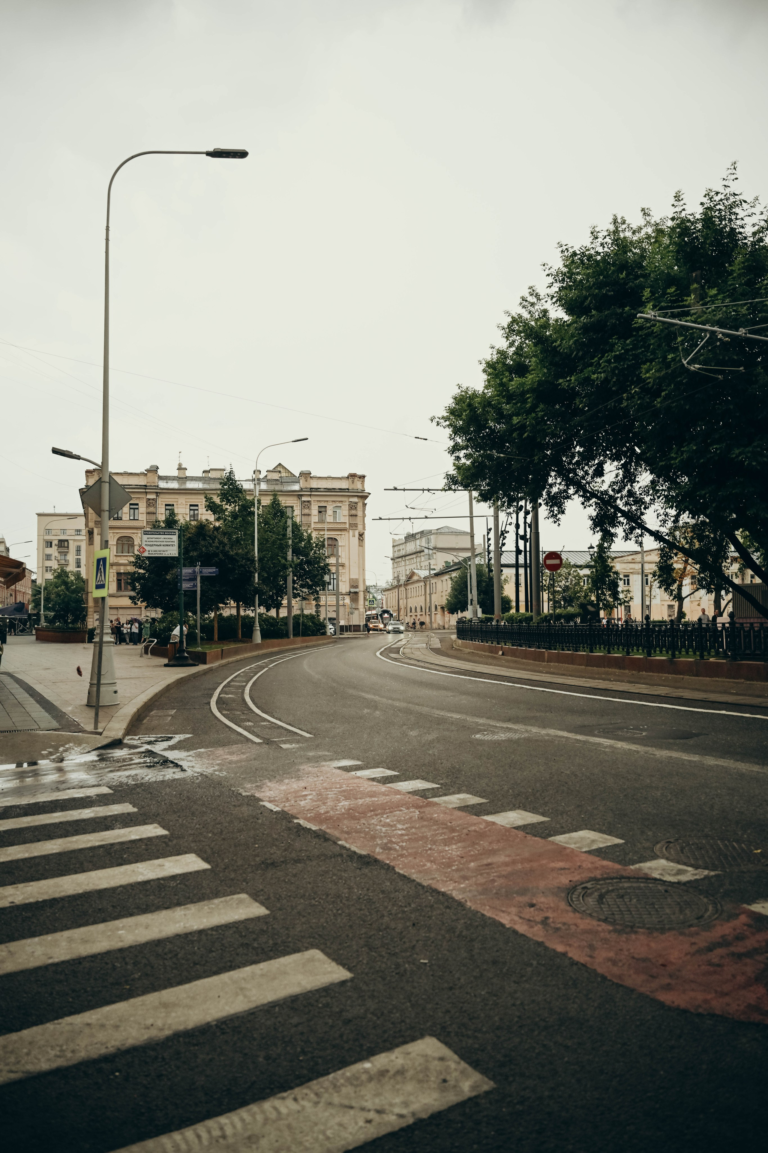 Даша и Леша прогулка в ожидании под дождем. Семейный фотограф Москва-Воронеж Ирина Вронская