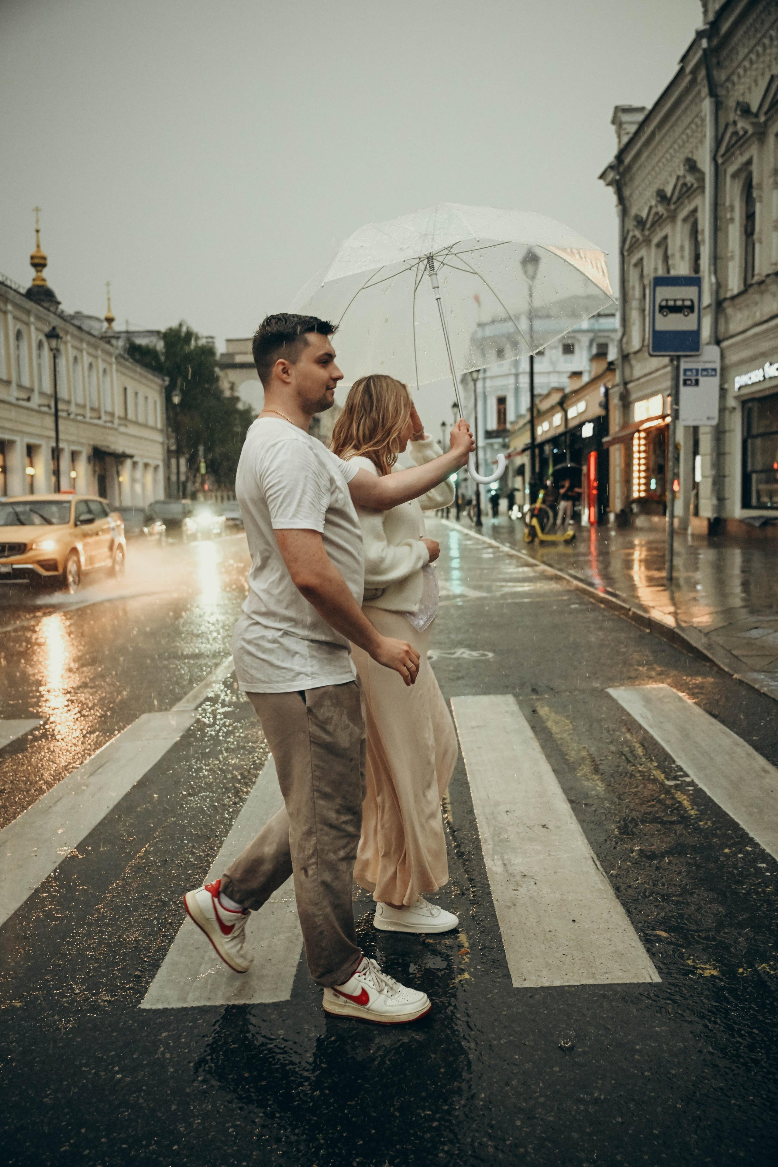 Даша и Леша прогулка в ожидании под дождем. Семейный фотограф Москва-Воронеж Ирина Вронская
