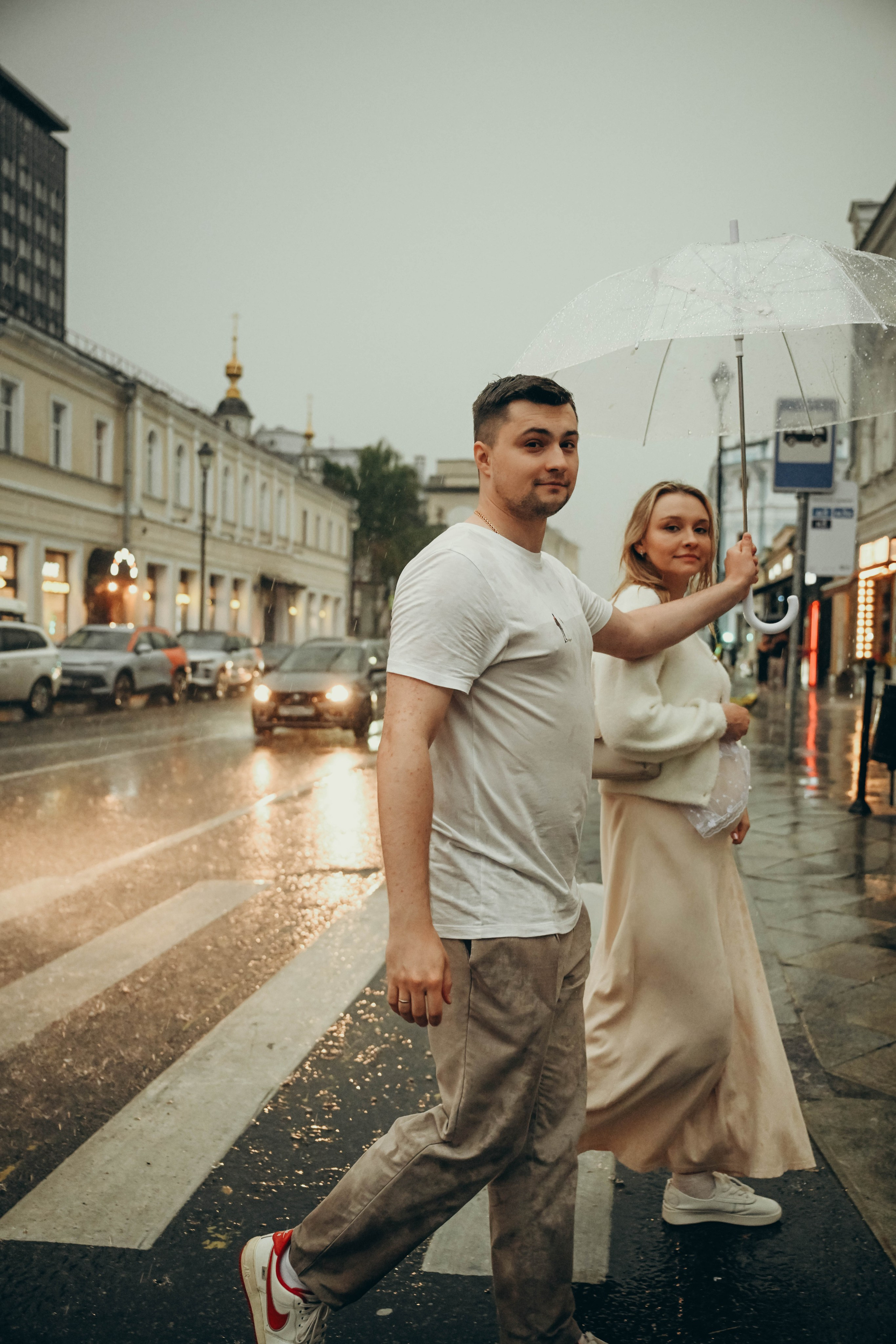 Даша и Леша прогулка в ожидании под дождем. Семейный фотограф Москва-Воронеж Ирина Вронская