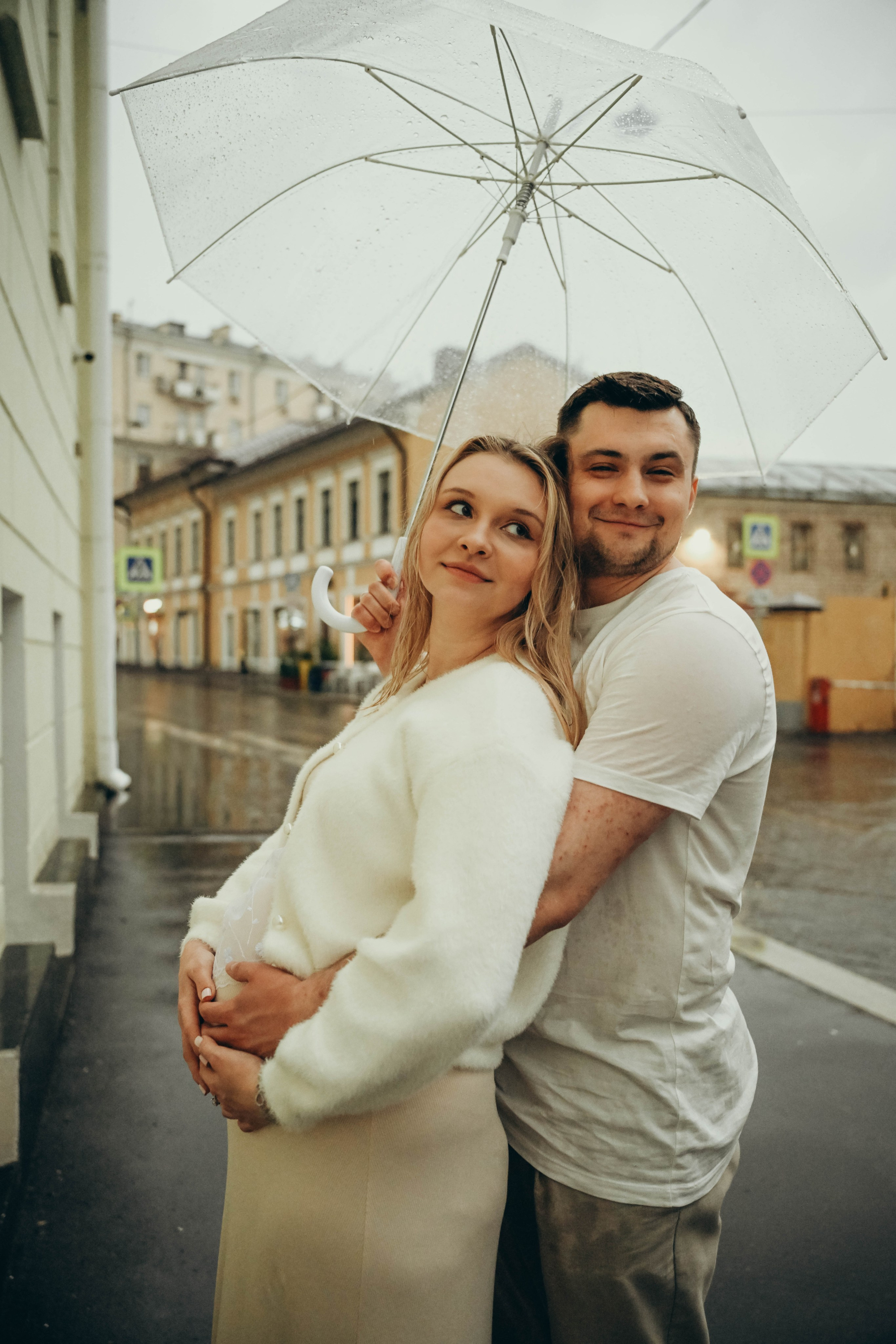 Даша и Леша прогулка в ожидании под дождем. Семейный фотограф Москва-Воронеж Ирина Вронская