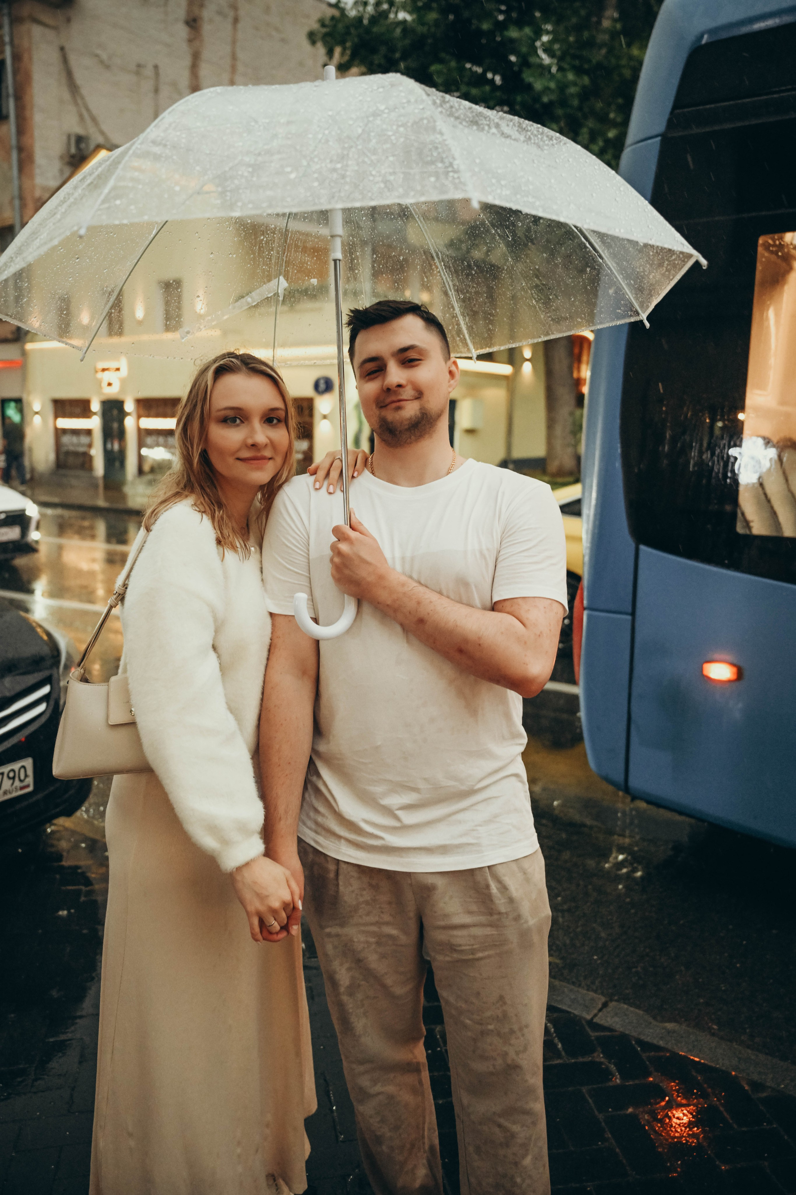 Даша и Леша прогулка в ожидании под дождем. Семейный фотограф Москва-Воронеж Ирина Вронская