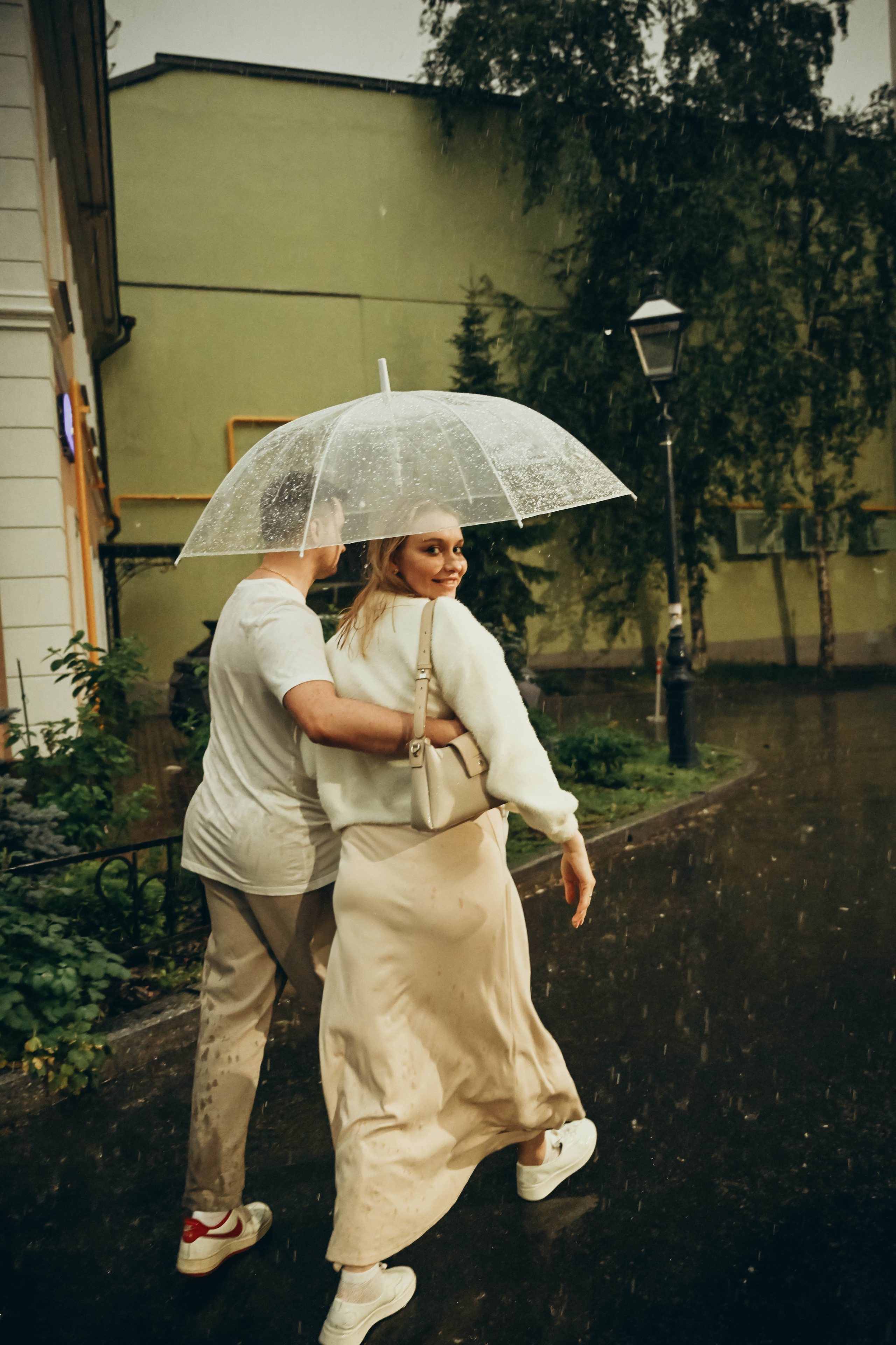 Даша и Леша прогулка в ожидании под дождем. Семейный фотограф Москва-Воронеж Ирина Вронская