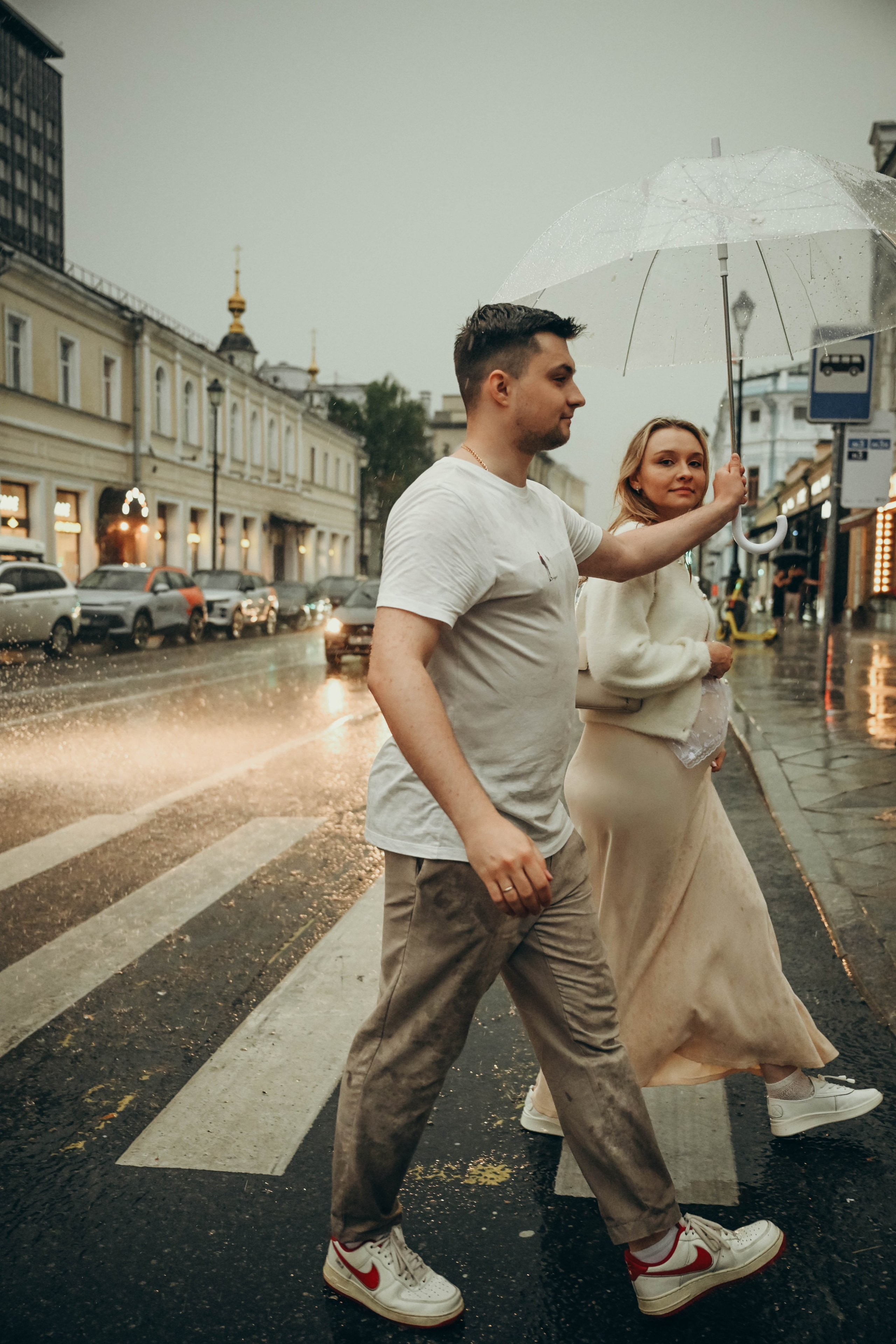 Даша и Леша прогулка в ожидании под дождем. Семейный фотограф Москва-Воронеж Ирина Вронская