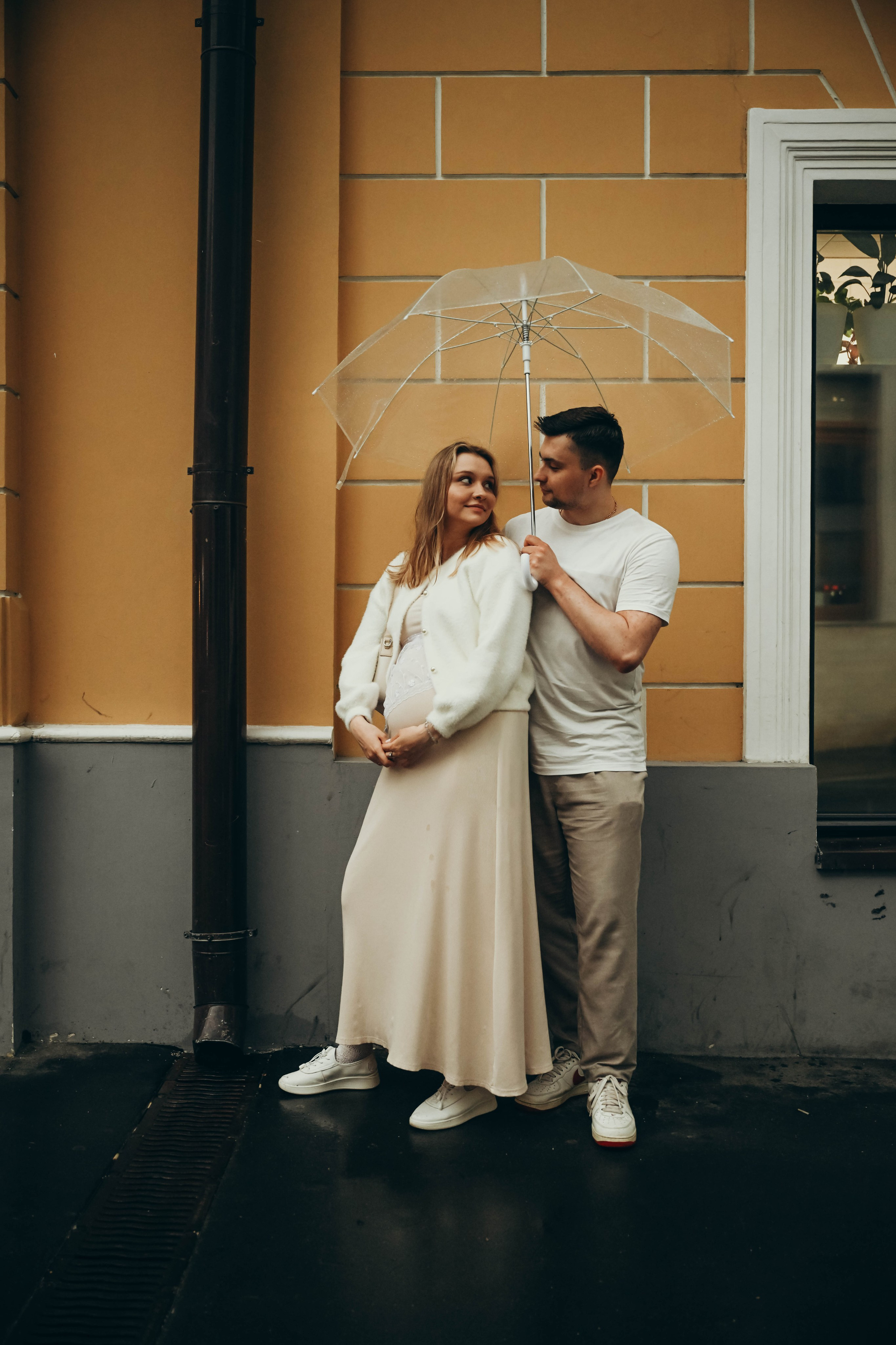 Даша и Леша прогулка в ожидании под дождем. Семейный фотограф Москва-Воронеж Ирина Вронская
