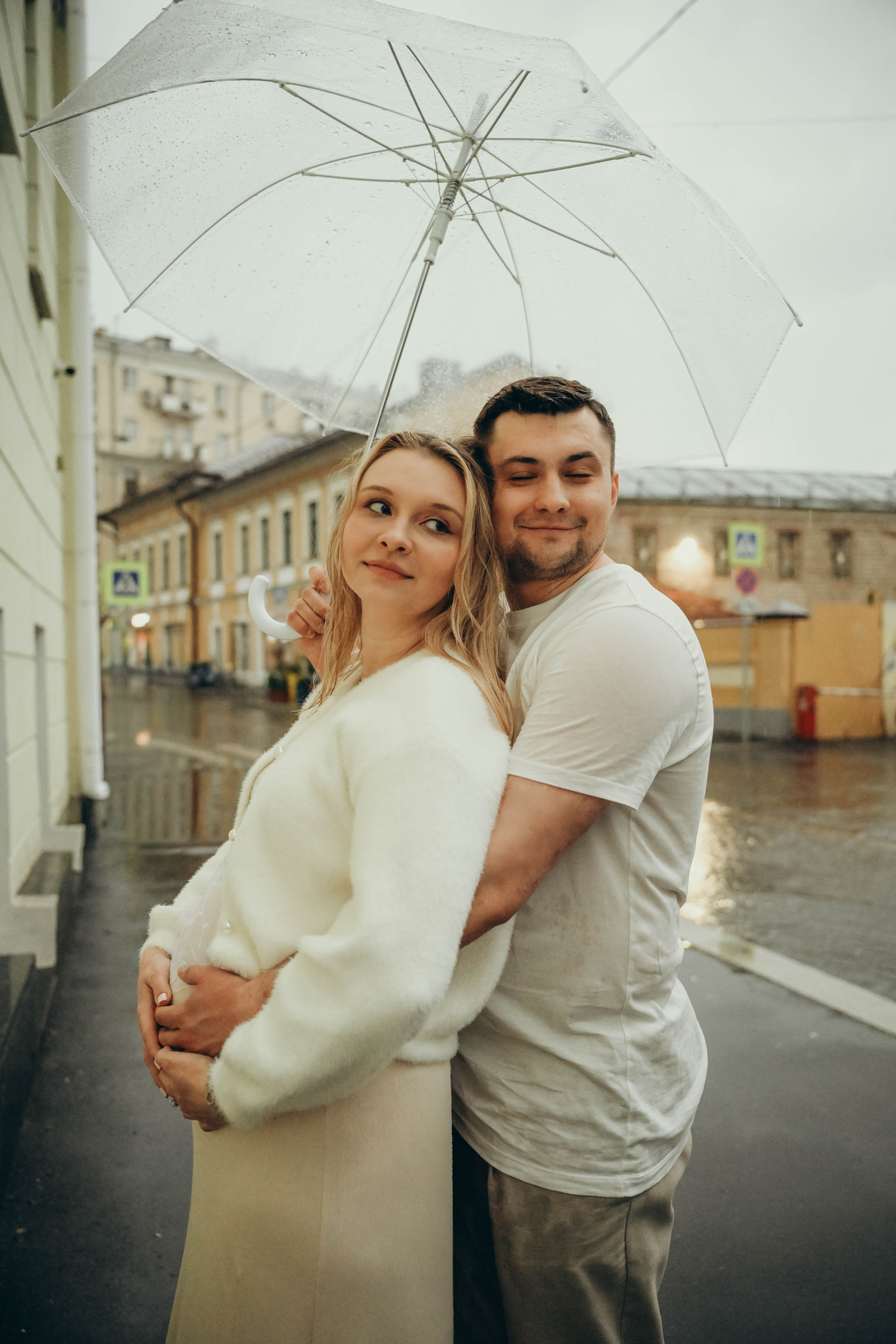 Даша и Леша прогулка в ожидании под дождем. Семейный фотограф Москва-Воронеж Ирина Вронская