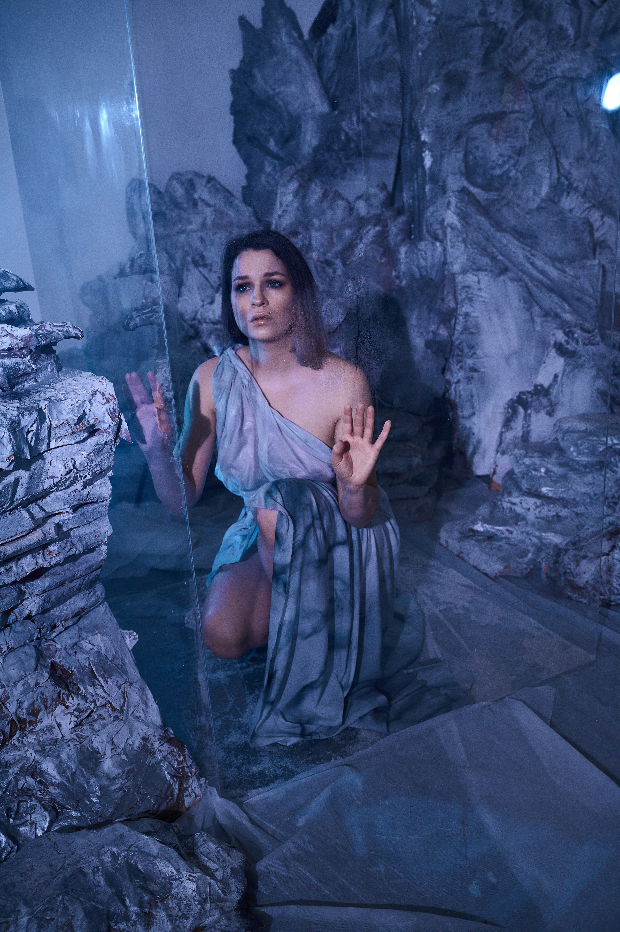 Фотосессия Ксении в декорациях «Лед» со стеклянным кубом