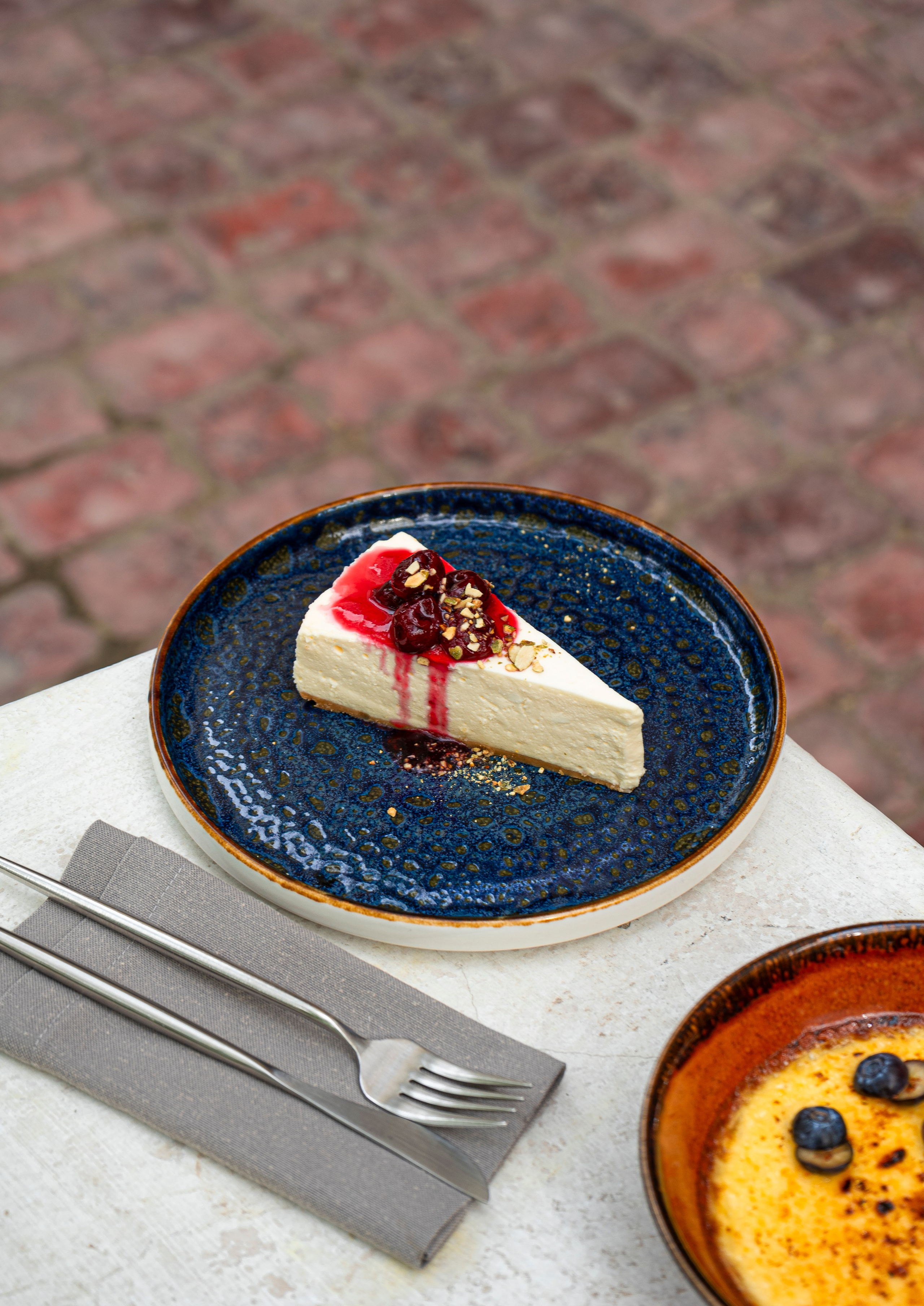 Классический чизкейк с ягодным джемом