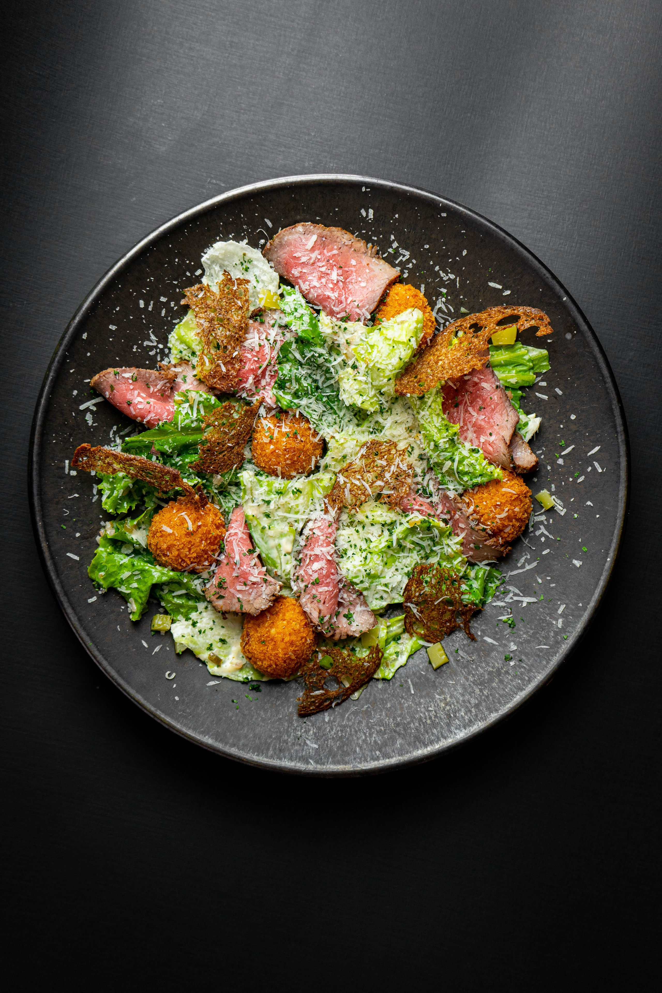 Тёплый салат с говяжей вырезкой стриплойн, аранчини и пармезаном