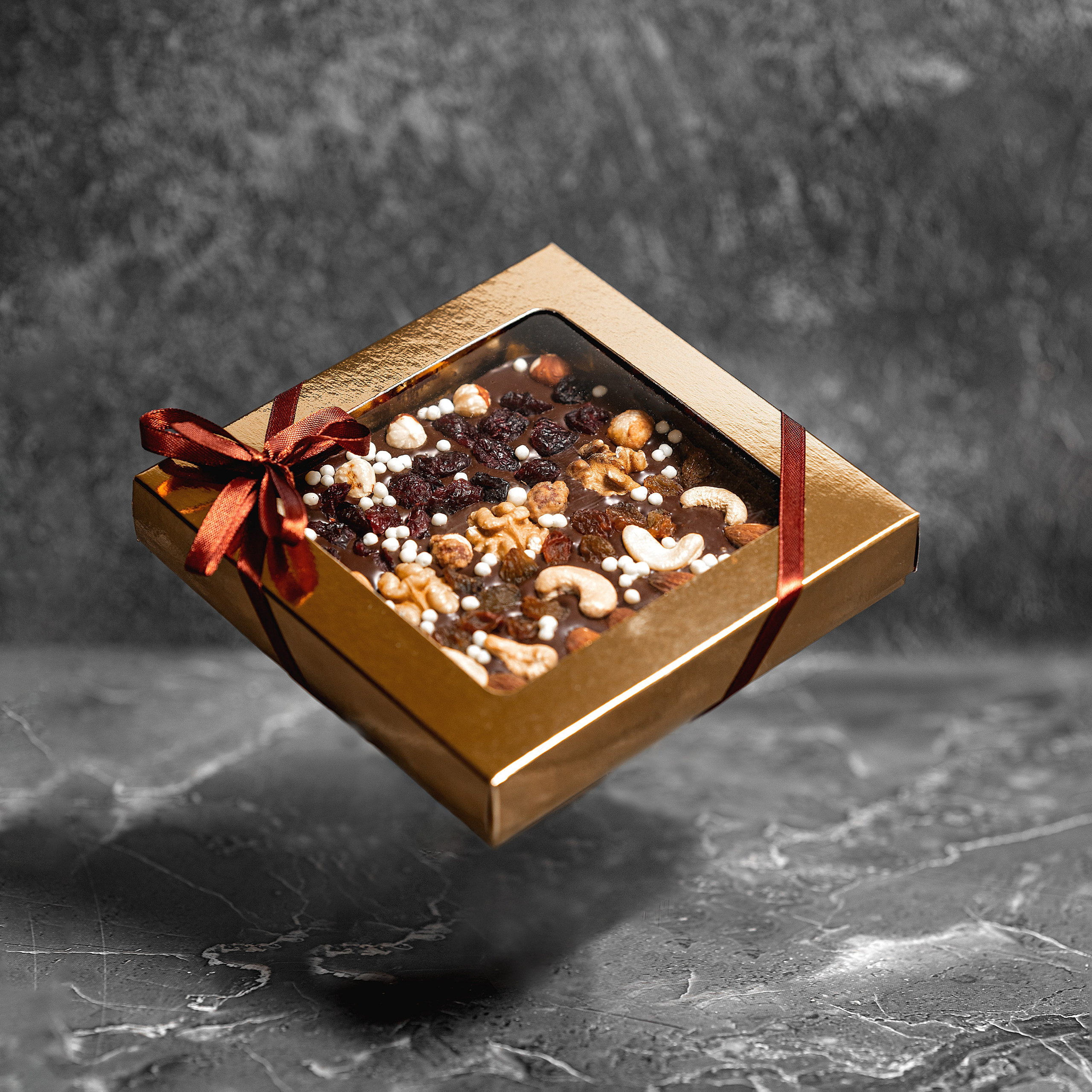  каталожная съемка, рекламное фото,фудфото  , масло сыродавленное на черном зеркальном фоне