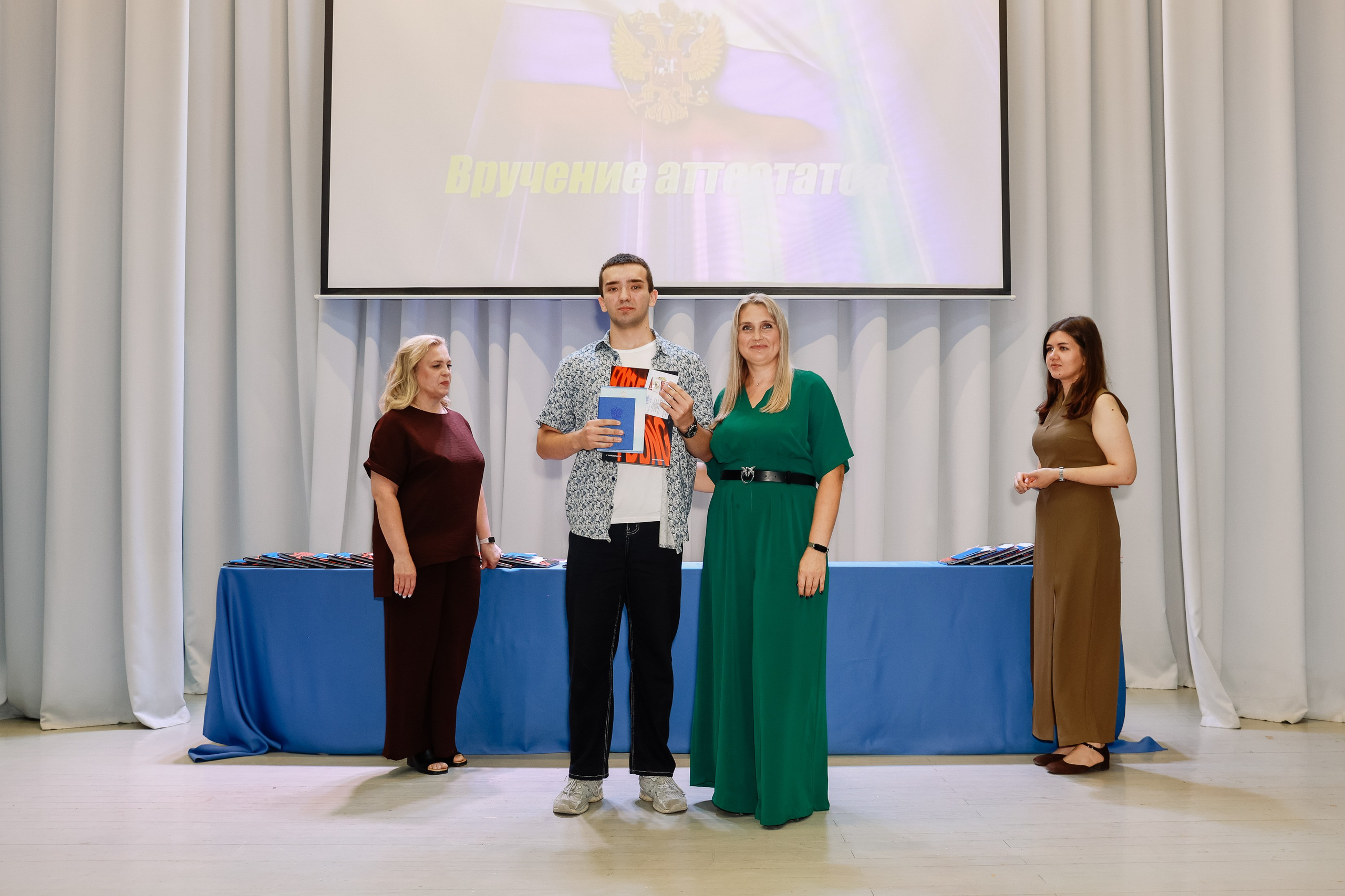 Выдача Аттестатов школа 210. Фотограф Юлия Мальцева