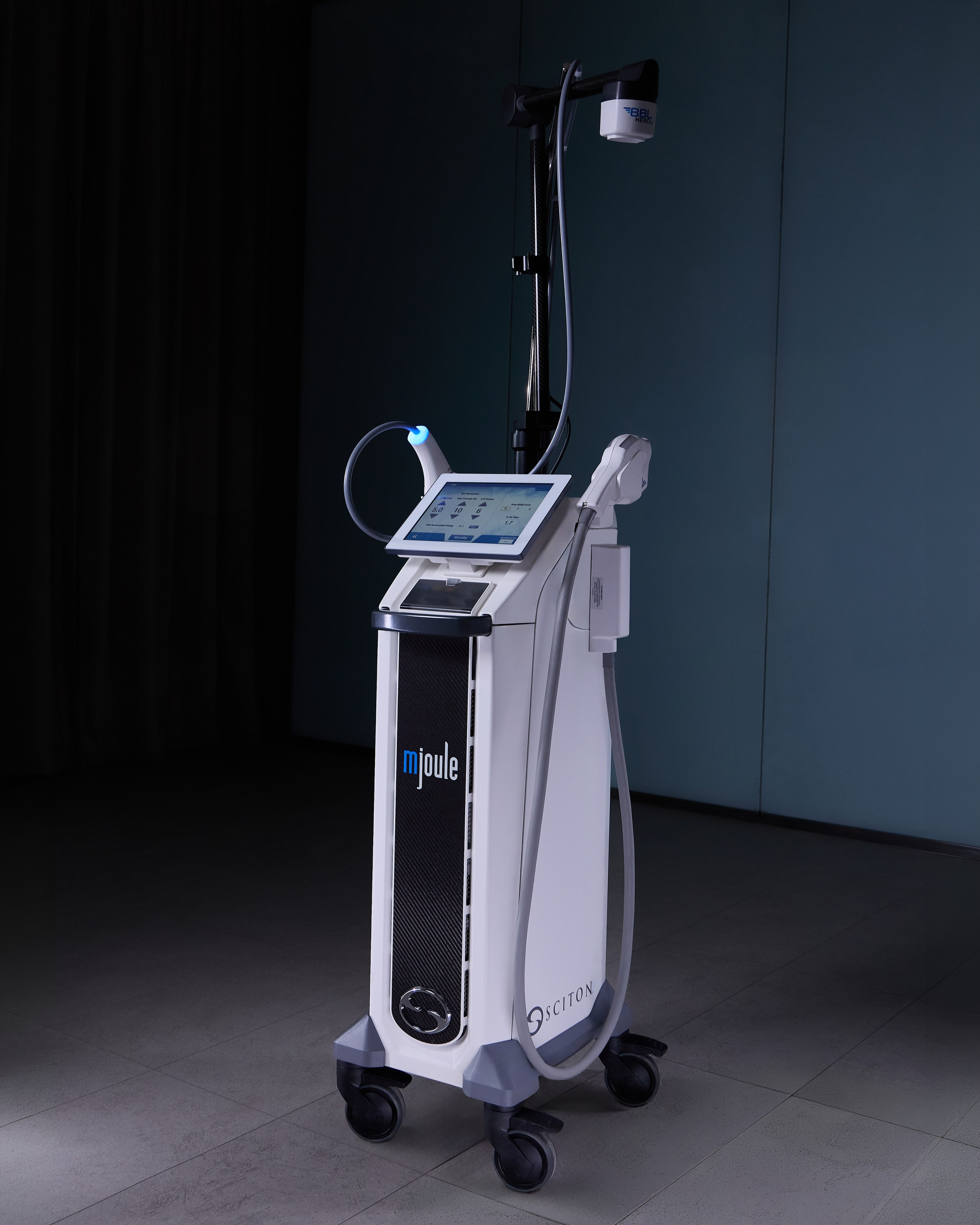 Cosmetic devices for the clinic UMA aesthetics. Святослав Лебедев | Рекламный фотограф — Коммерческая съемка, Арт-дирекшн, AI-интеграция