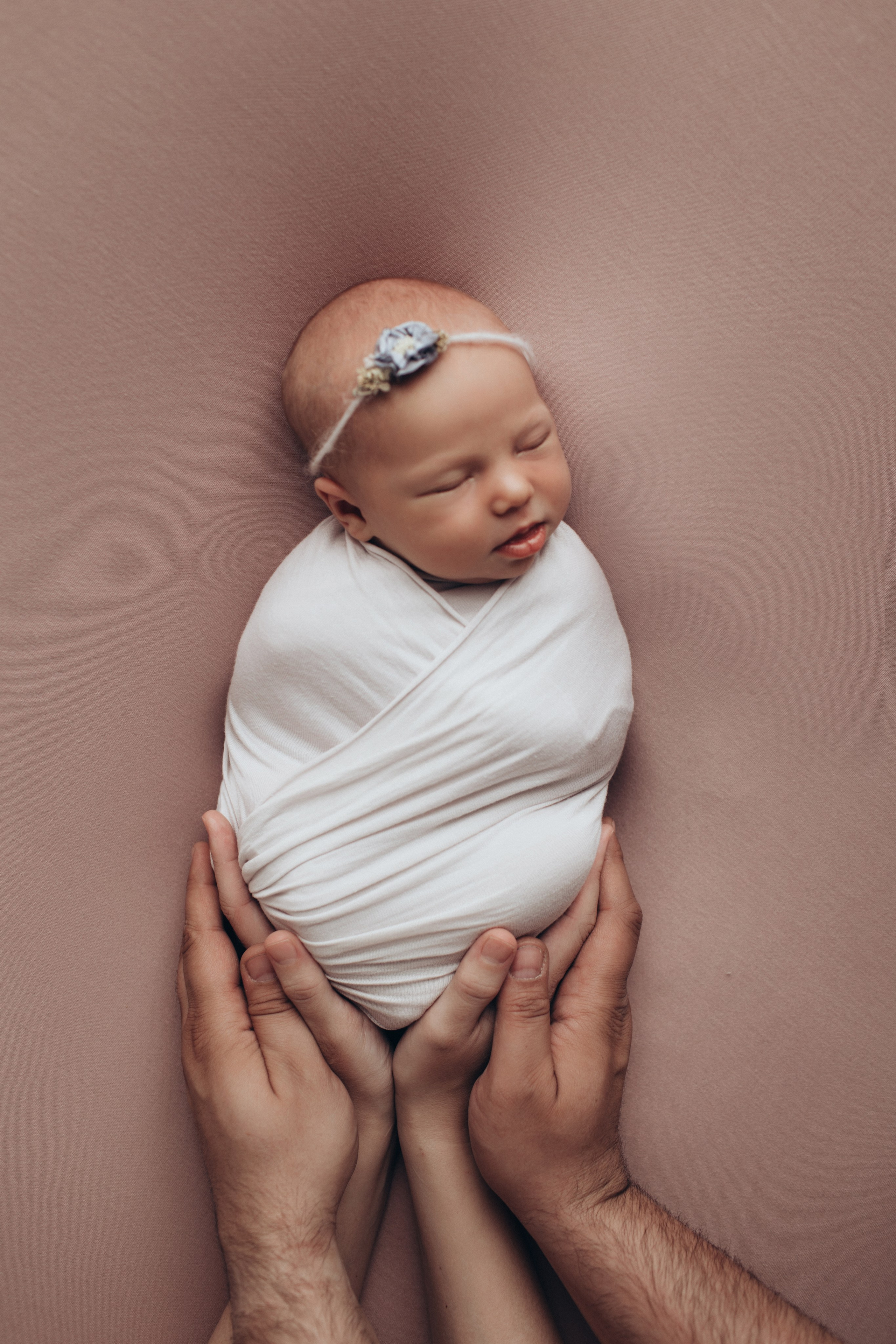 Newborn (фотосессия новорожденных). Фотостудия для новорожденных и малышей в Твери — На ручки