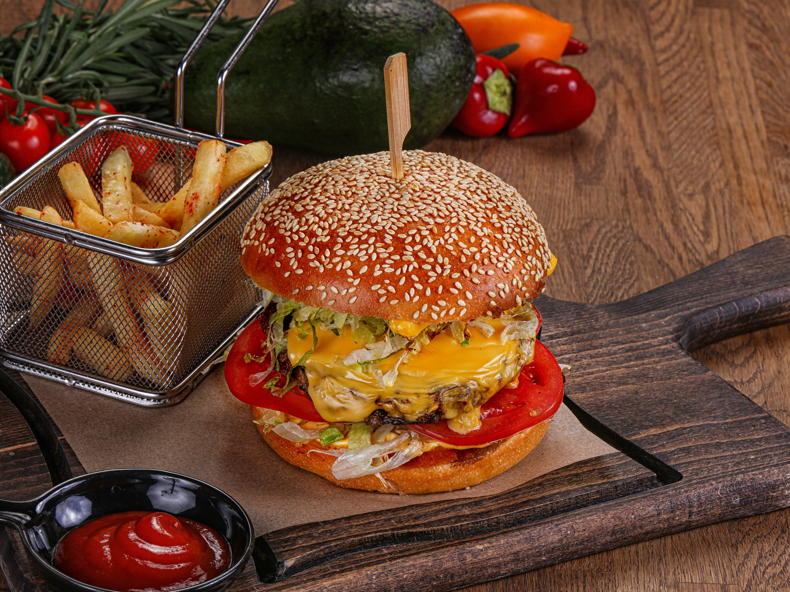 Фотосъемка бургеров и гамбургеров. Заказ по тел.: +7 (906) 006-90-22. Фуд-фотограф Андрей Старостин — съемка еды в Москве. 9000 руб. в час