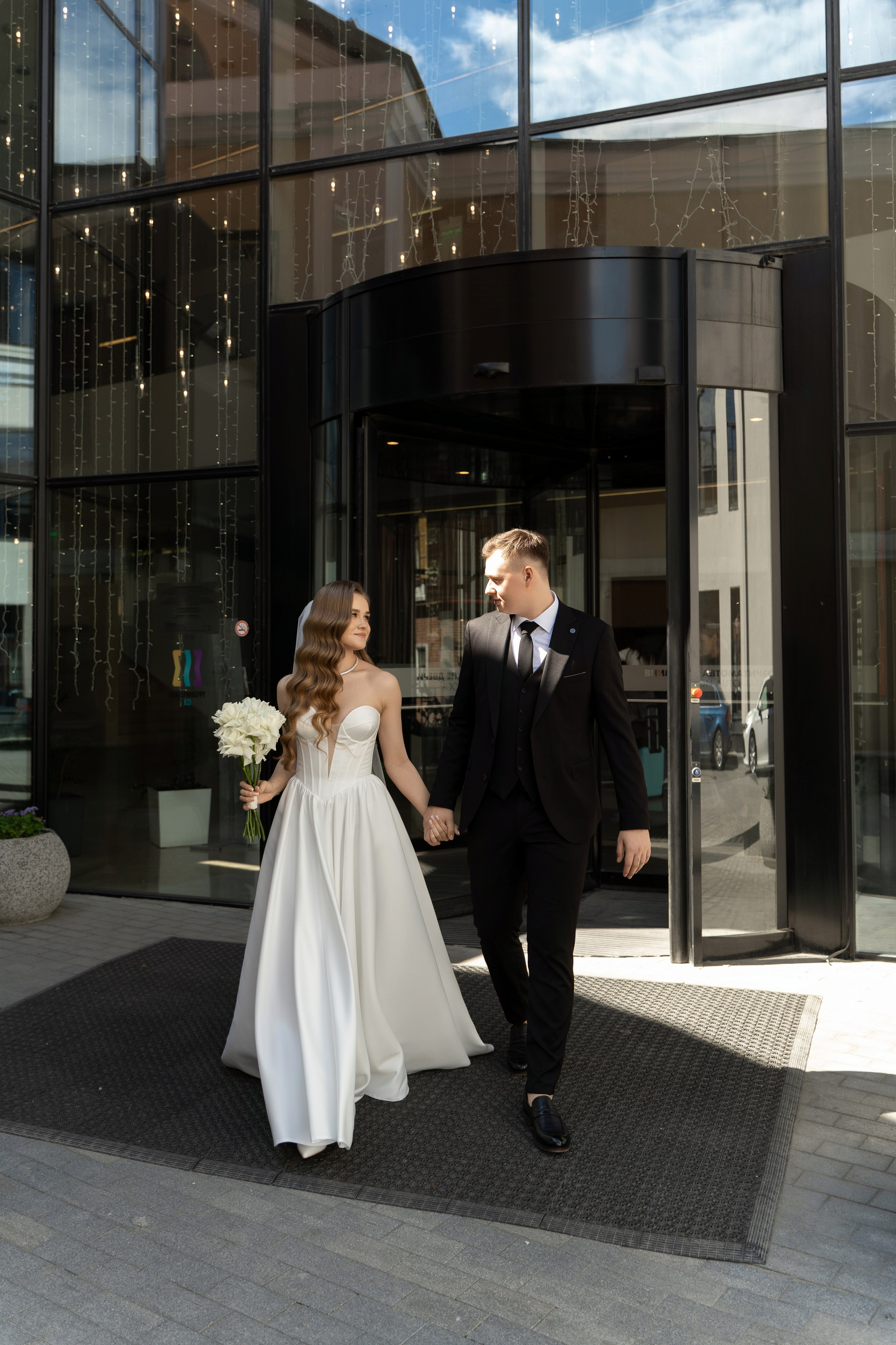 Свадебная фотосессия в Екатеринбурге, фотосессия у Оперного театра, сборы в отеле. Фотограф Татьяна Мамонтова