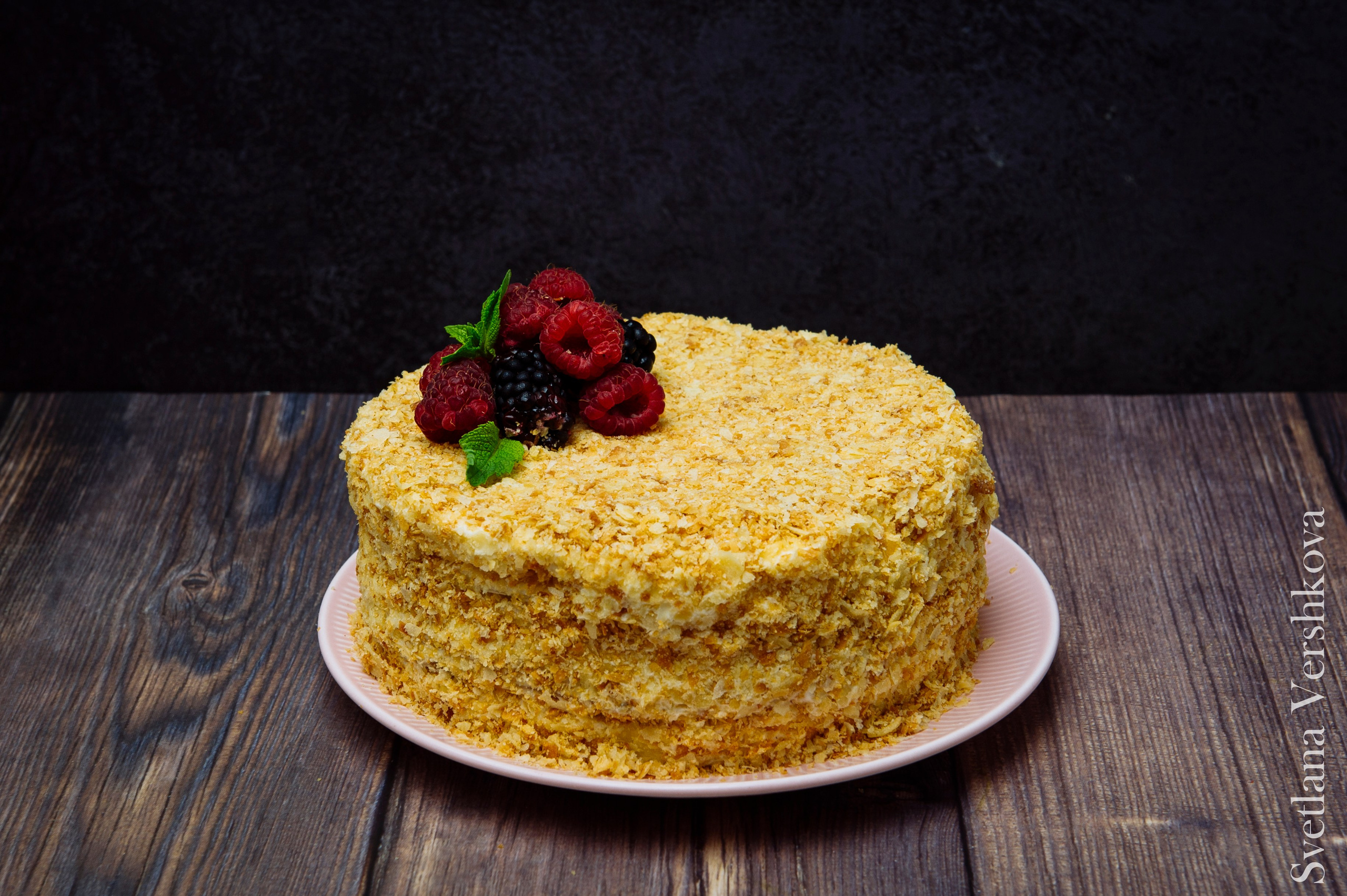 Еще одна легенда, которая не выходит из моды не одно десятилетие. Наполеон. Вкуснейшие легкие, воздушные коржи и заварной крем. Просто и невероятно вкусно.