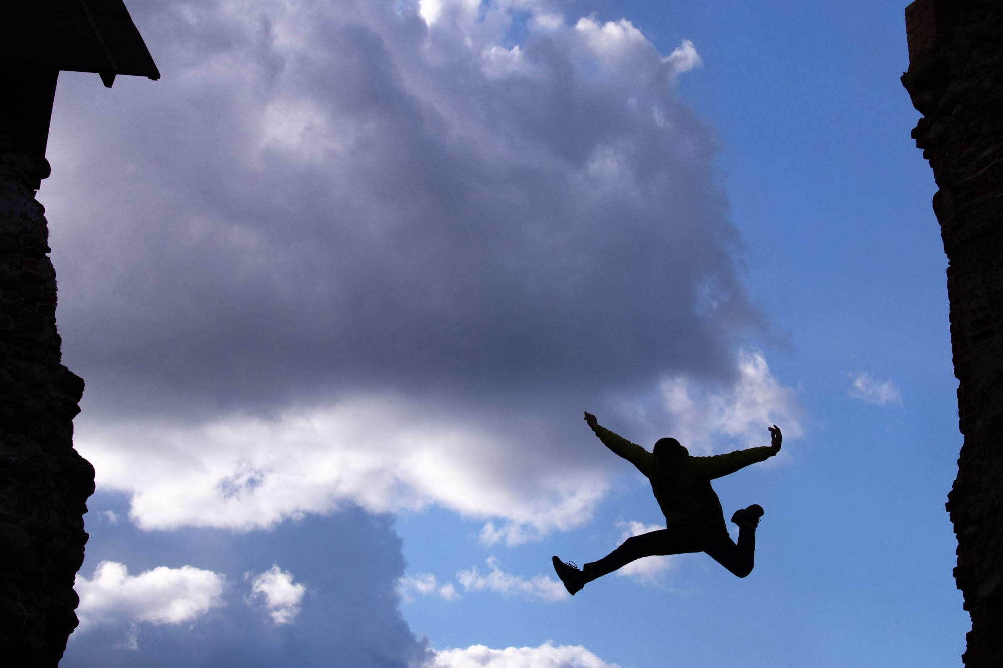 Мужчина прыгает на фоне неба