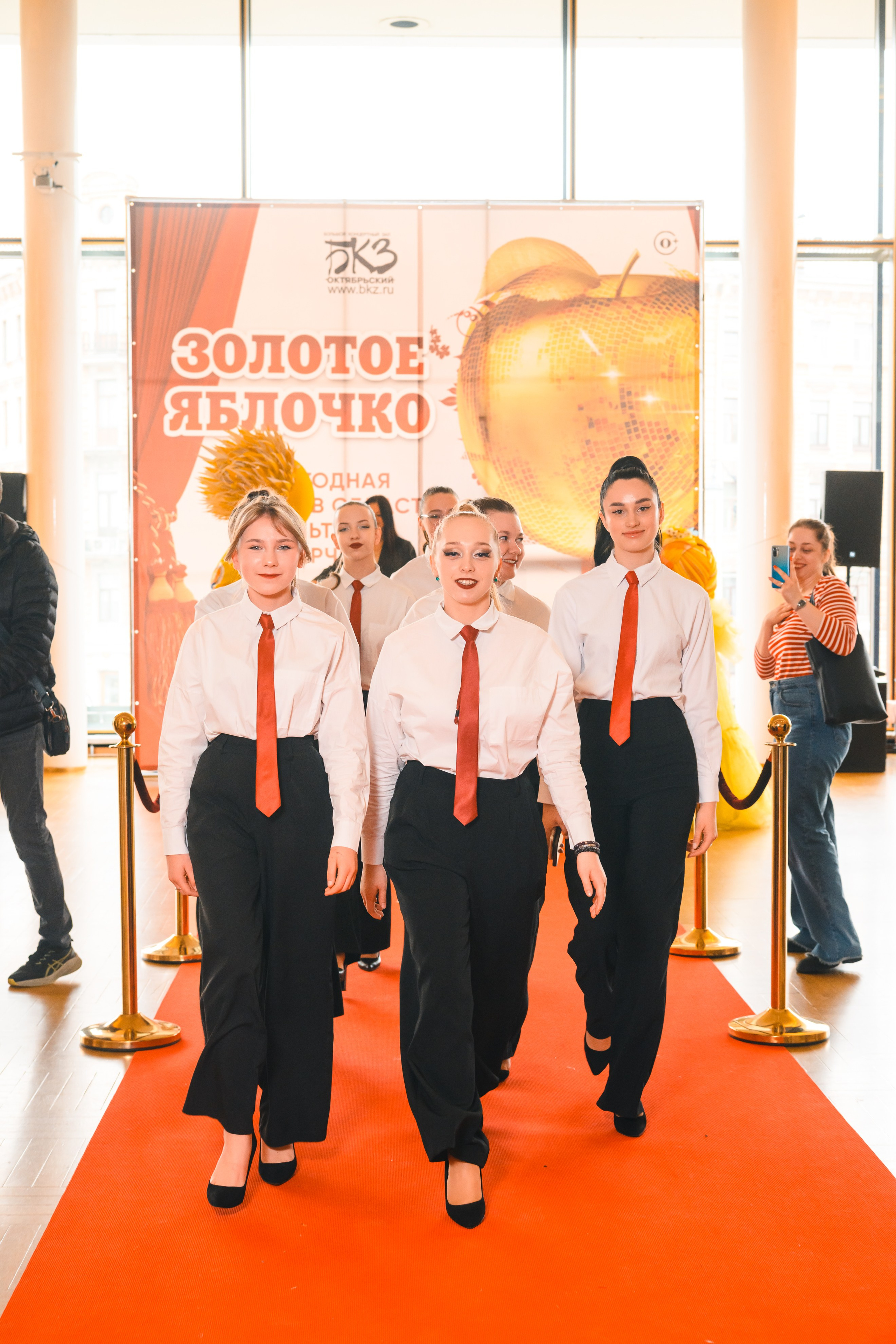 23 апреля, красная дорожка, БКЗ Октябрьский, г. Санкт-Петербург. Золотое яблочко