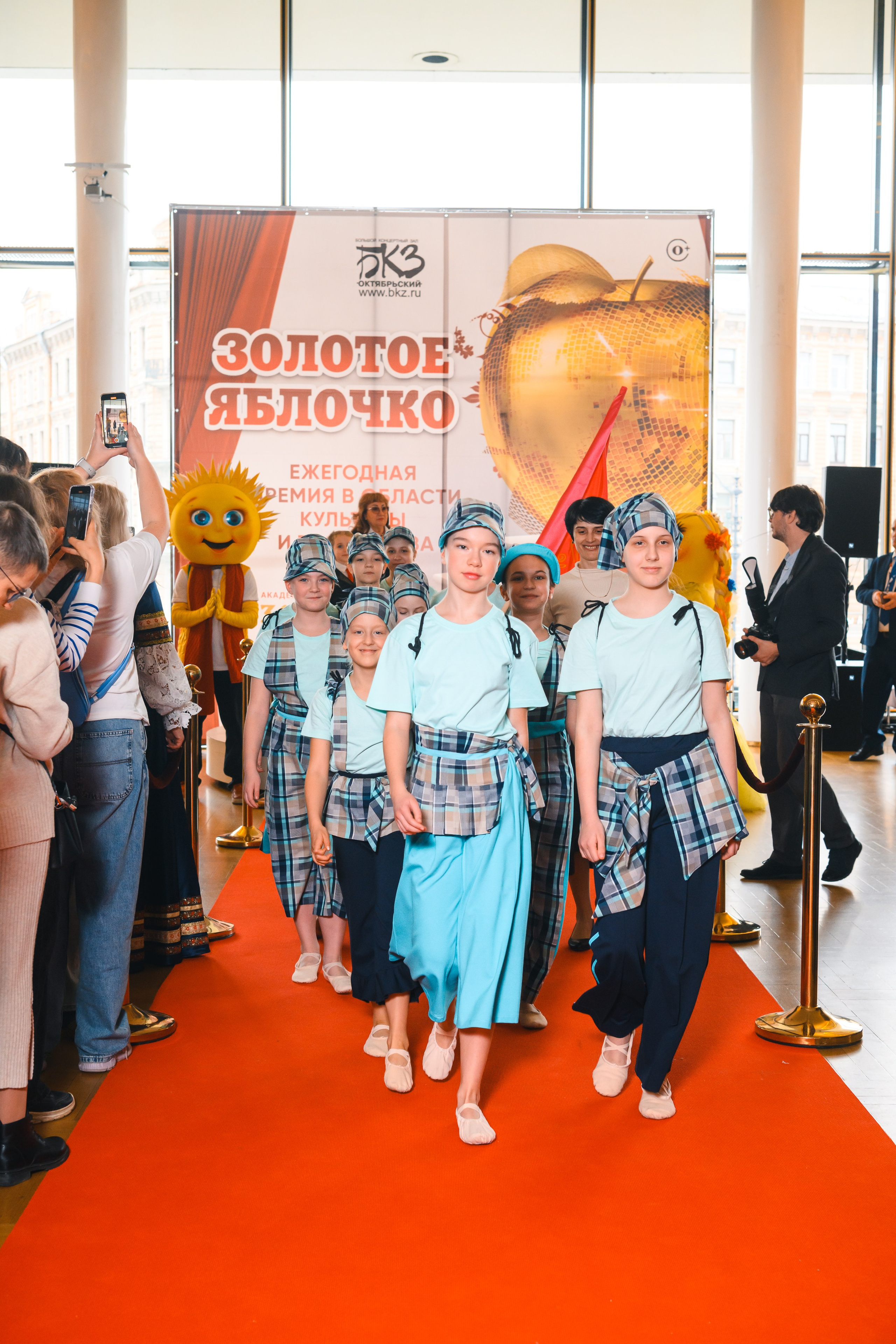 23 апреля, красная дорожка, БКЗ Октябрьский, г. Санкт-Петербург. Золотое яблочко