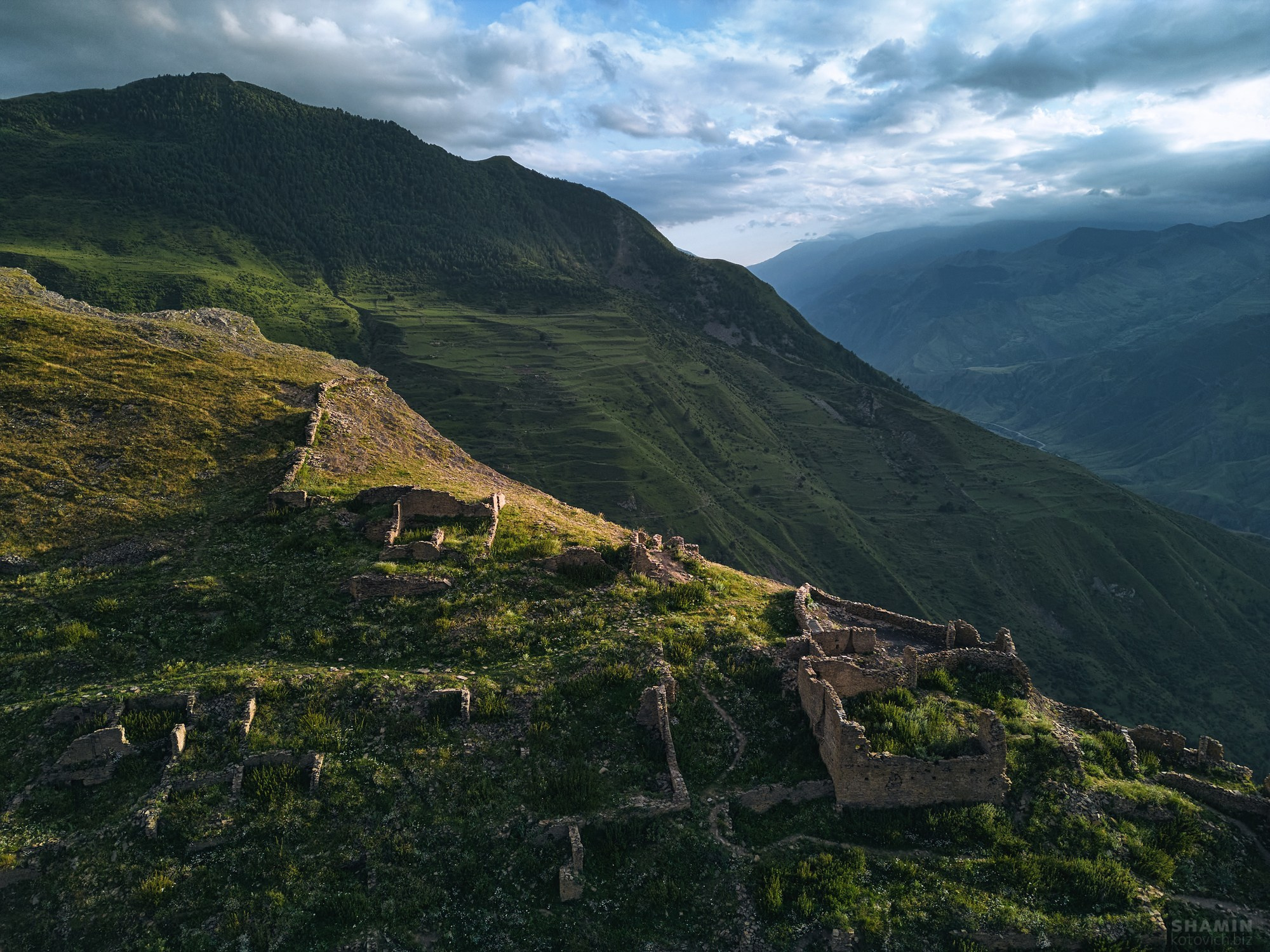 Фотографии горного Дагестана: величественные каньоны, изумрудные реки, древние башни и террасные склоны. Природа и архитектура республики в мягком свете рассветов и закатов, снятые с дрона и земли, передающие дух и масштаб Кавказа. Фотограф Константин Шамин