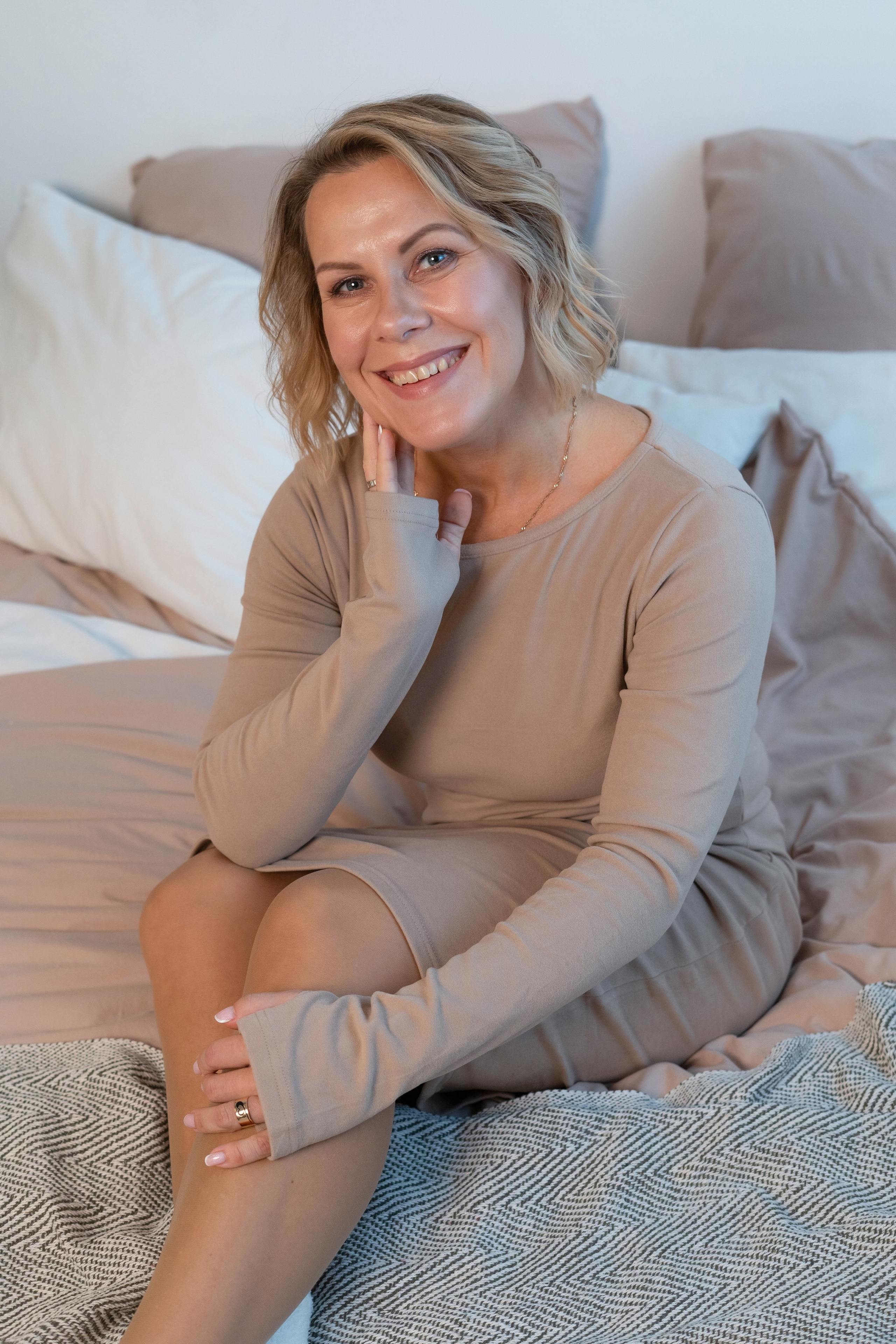 Портретная фотосессия в студии в бежевых цветах Краснообск