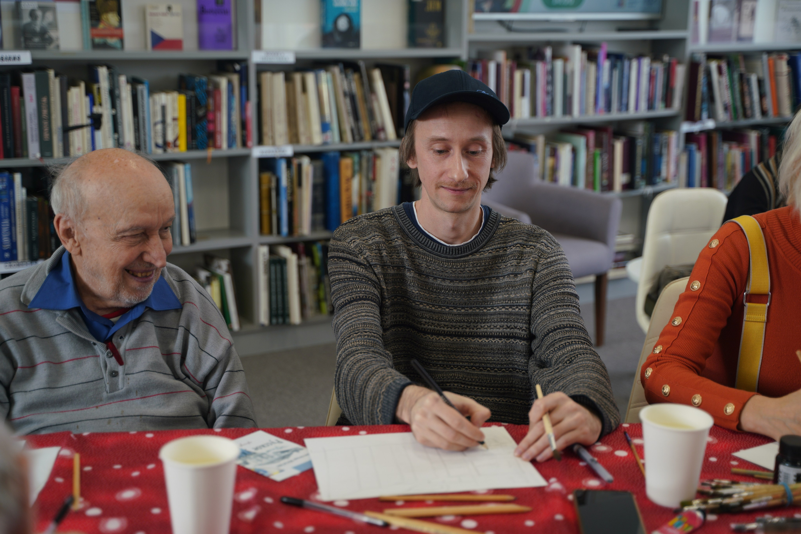 Съемка мастер-класса на открытии выставки Александра Белугина «Малка Верея» в Билиотеке иностранной литературы. Портретный и репортажный фотограф Наталья Горобец