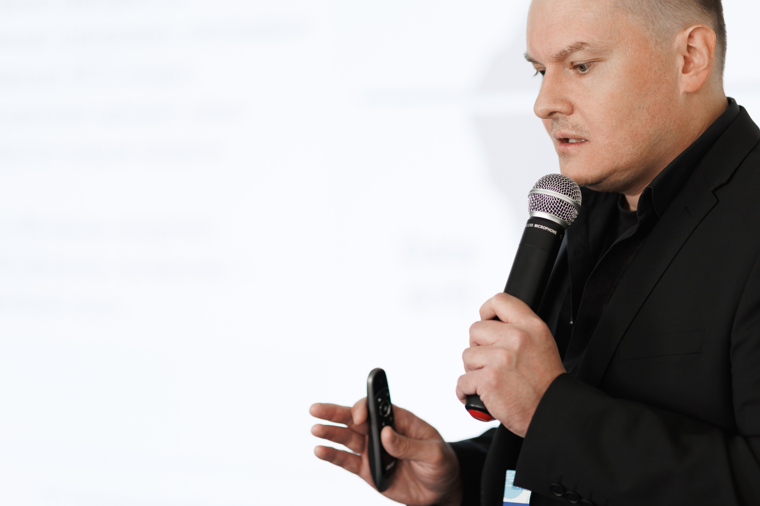 Портрет представителя компании на форуме в Москве.