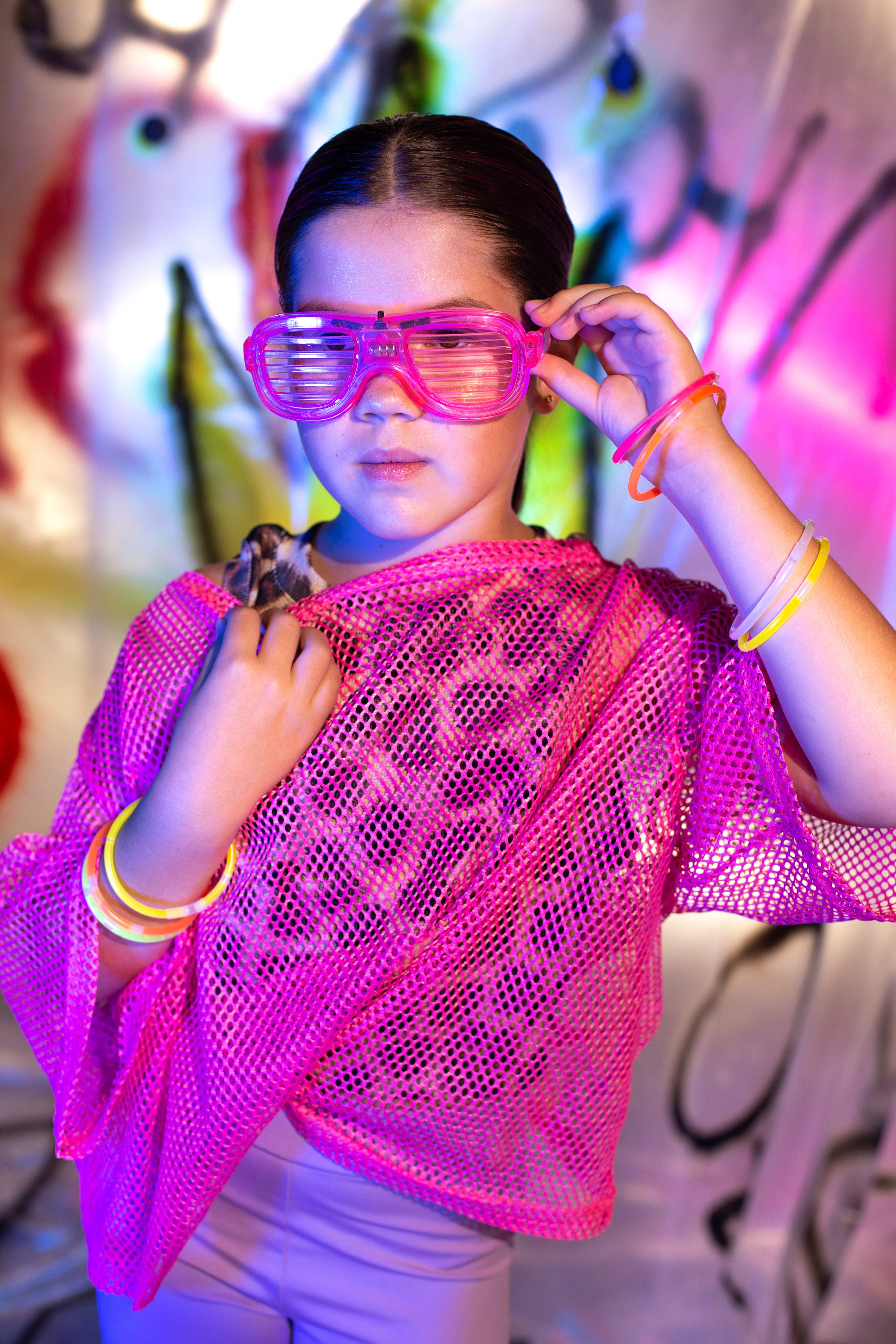 девочка в розовых очках и с украшениями на руках фотосессия Краснодар