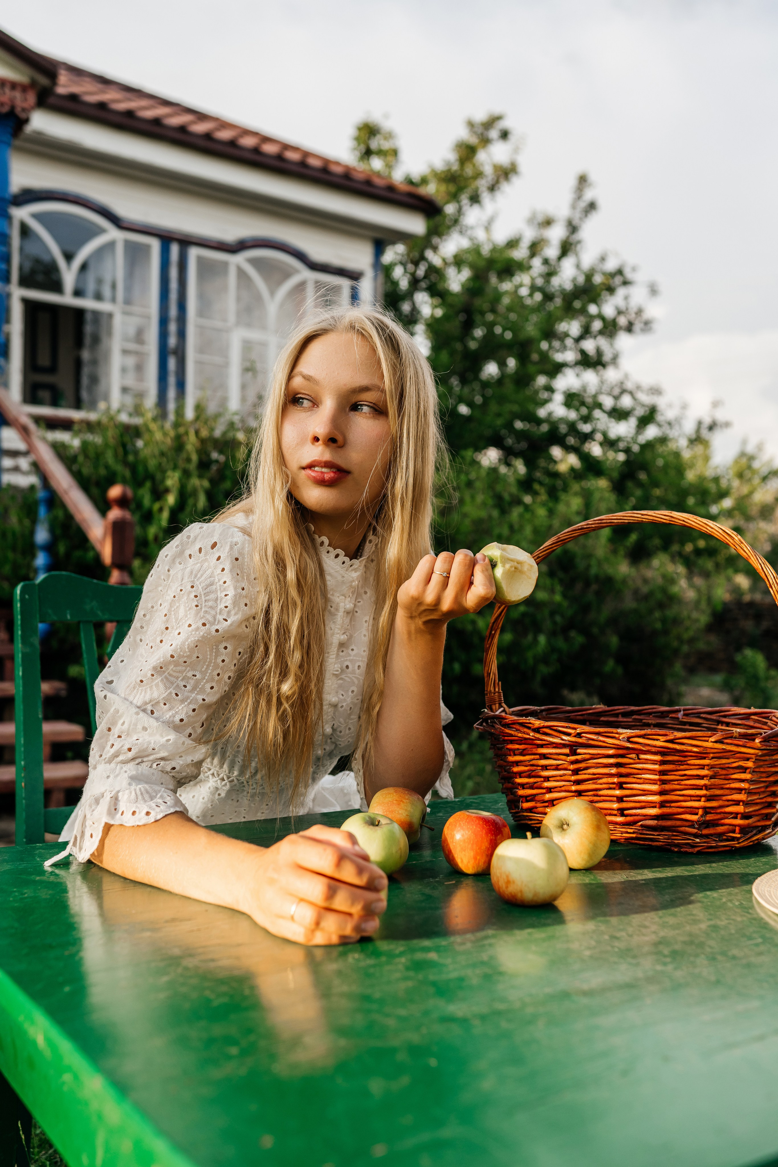 Девушка русская летом в деревне на природе. Фотограф в Каменске-Шахтинском Ольга Сагал