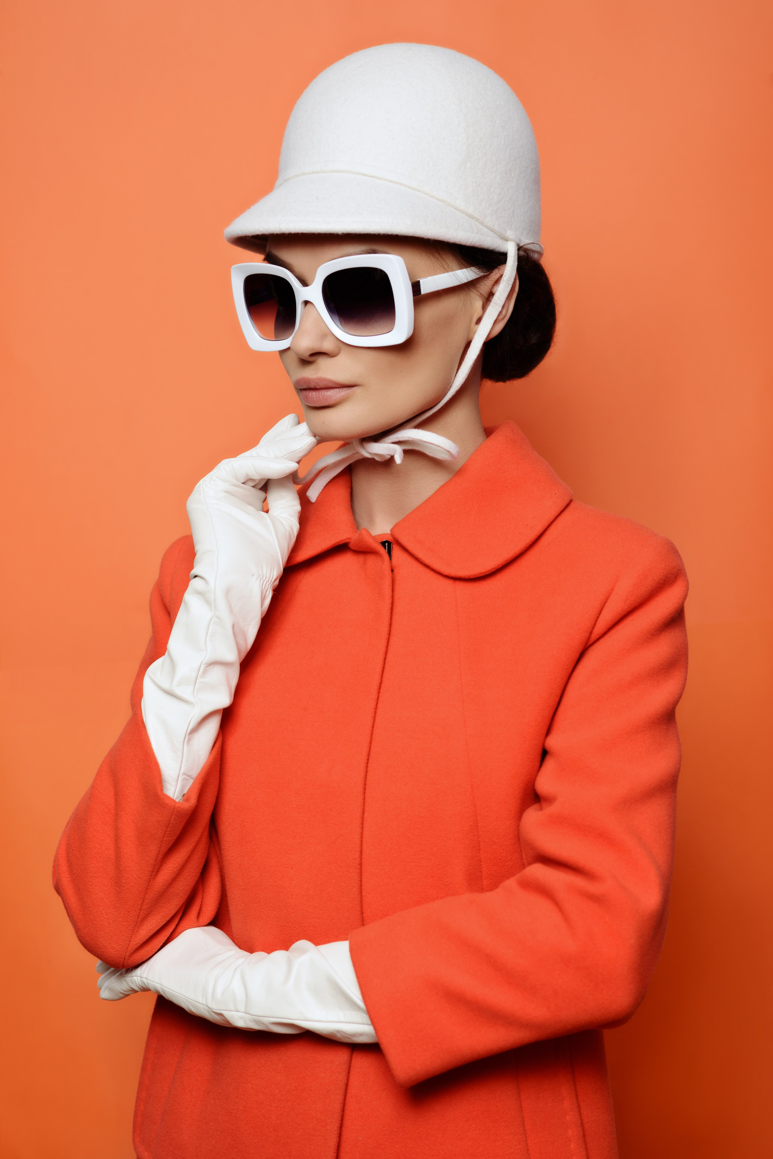 Фотосессия девушки, похожей на Одри Хэпберн в образе из фильма "Как украсть миллион". Мода 60- годов XX 