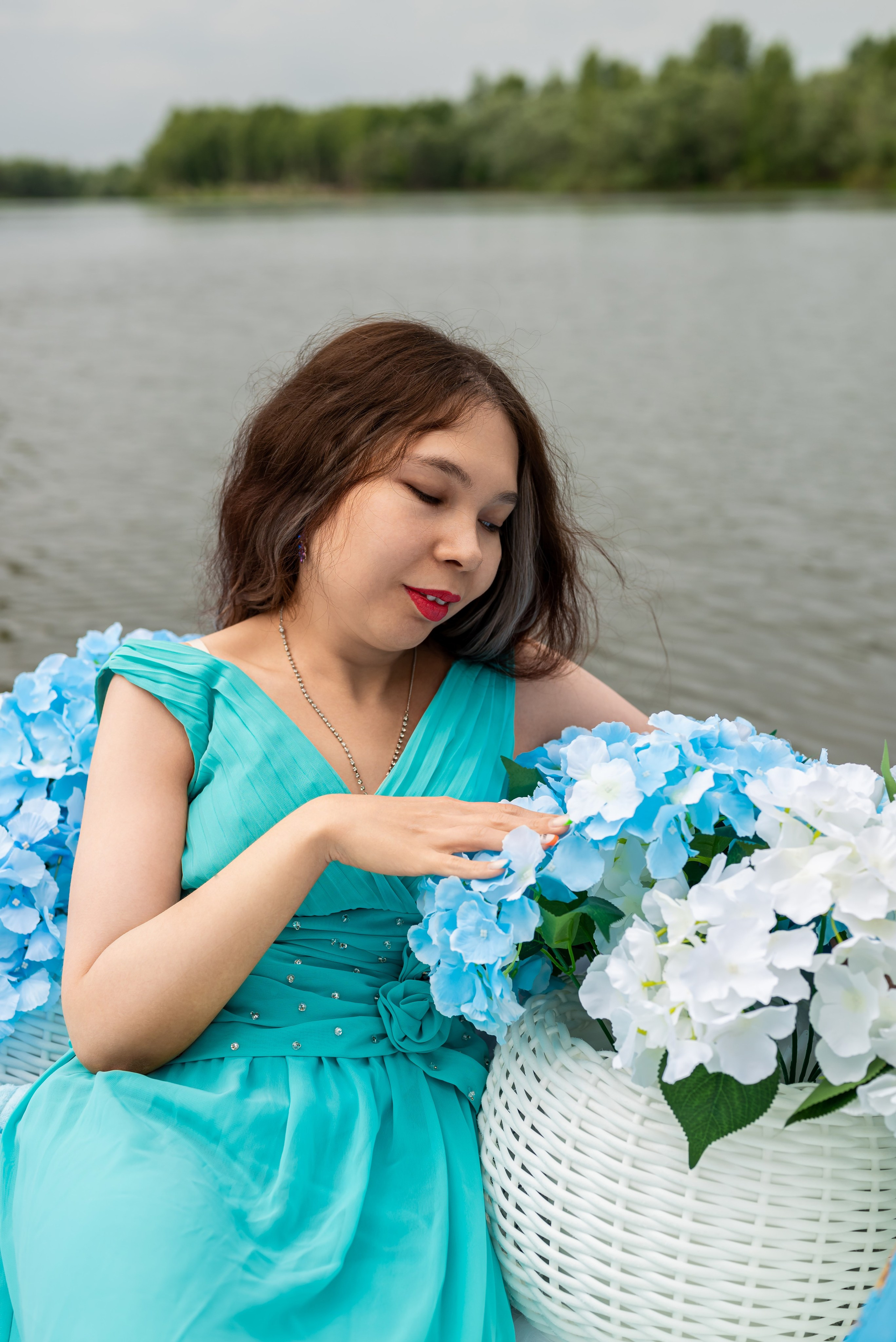 Фотопроект на лодке с голубыми гортензиями. Фотограф в городе Салават