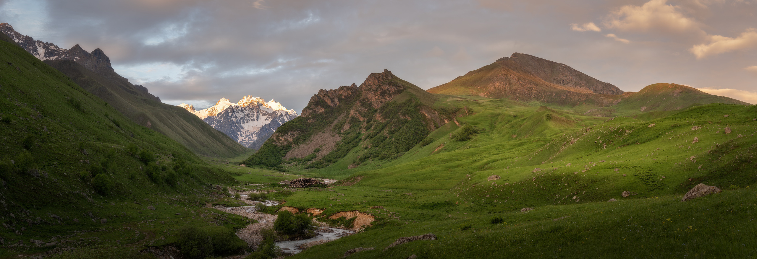 Гора Суган (4487 м), скала Агачбаши (2650 м), гора Эркедыген (3160 м). Горы на рассвете в КБР