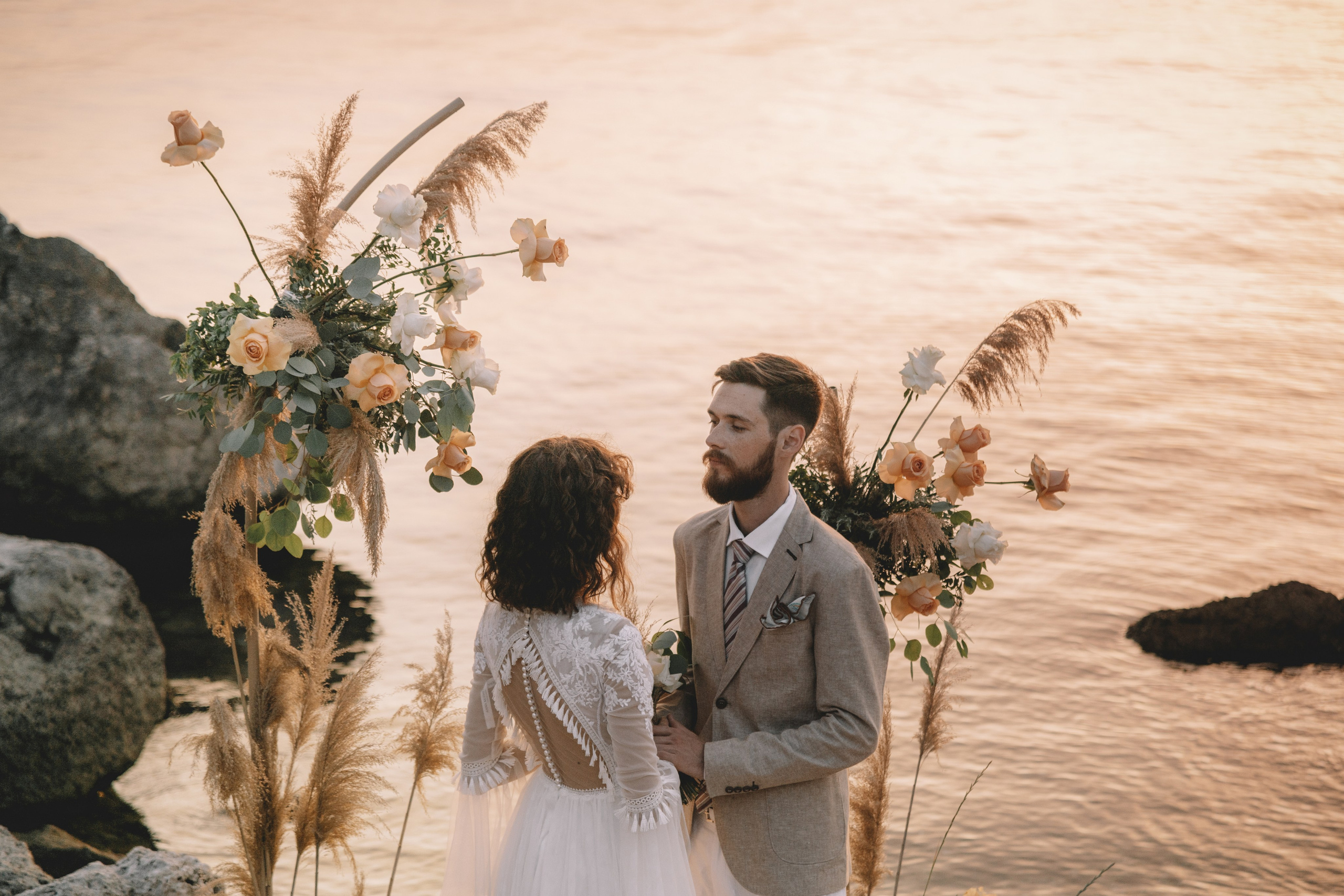 Свадебная фотосессия в Щелкино ,Бухта Космонавтов. Выездная церемония на берегу моря Крым. Свадебный и семейный фотограф и видеограф, Крым, Москва, Санкт -Петербург