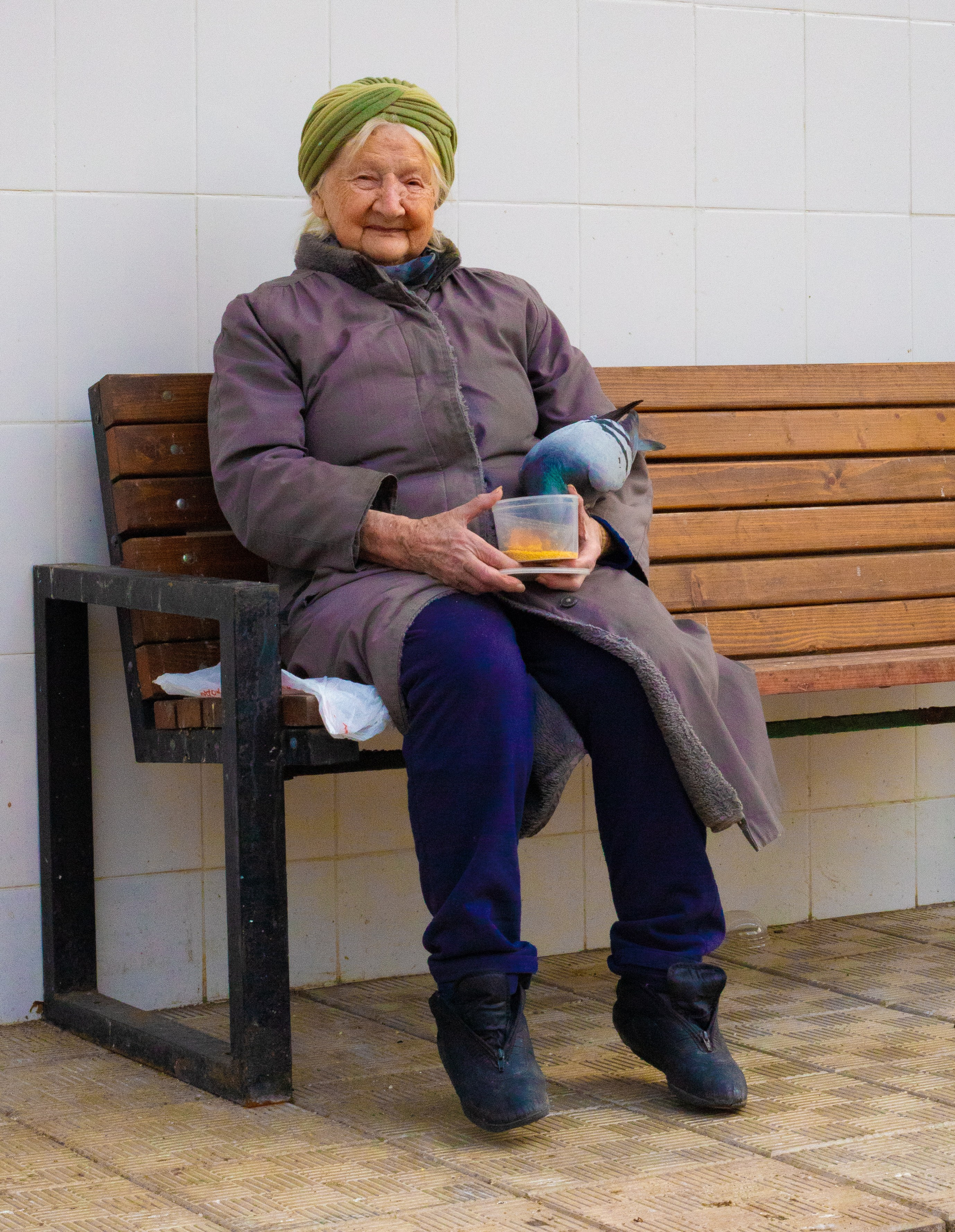 Бабулечка с голубем. Репортажный, интерьерный, семейный, детский фотограф-путешественник Германия Шварцвальд Филлинген Швенинген Москва и Киров Светлана Русских