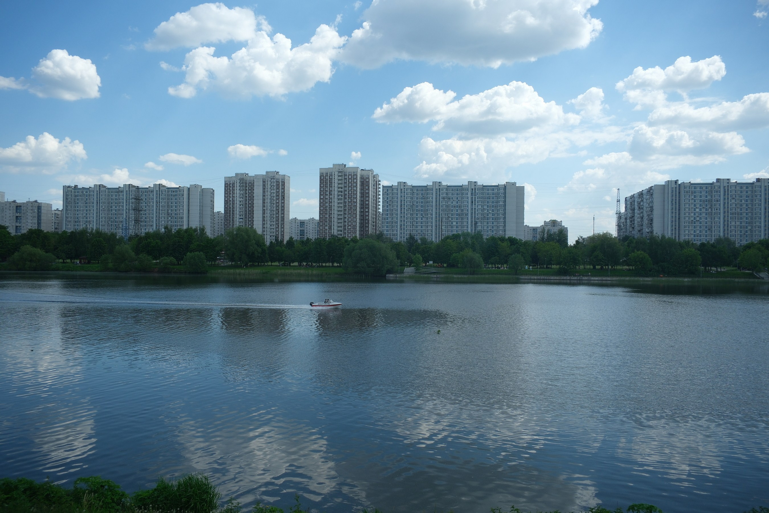 Парк 850 лет Москве. Снято на Voigtlander 18/2,8 Color-scopar. Улица, люди, жизнь…