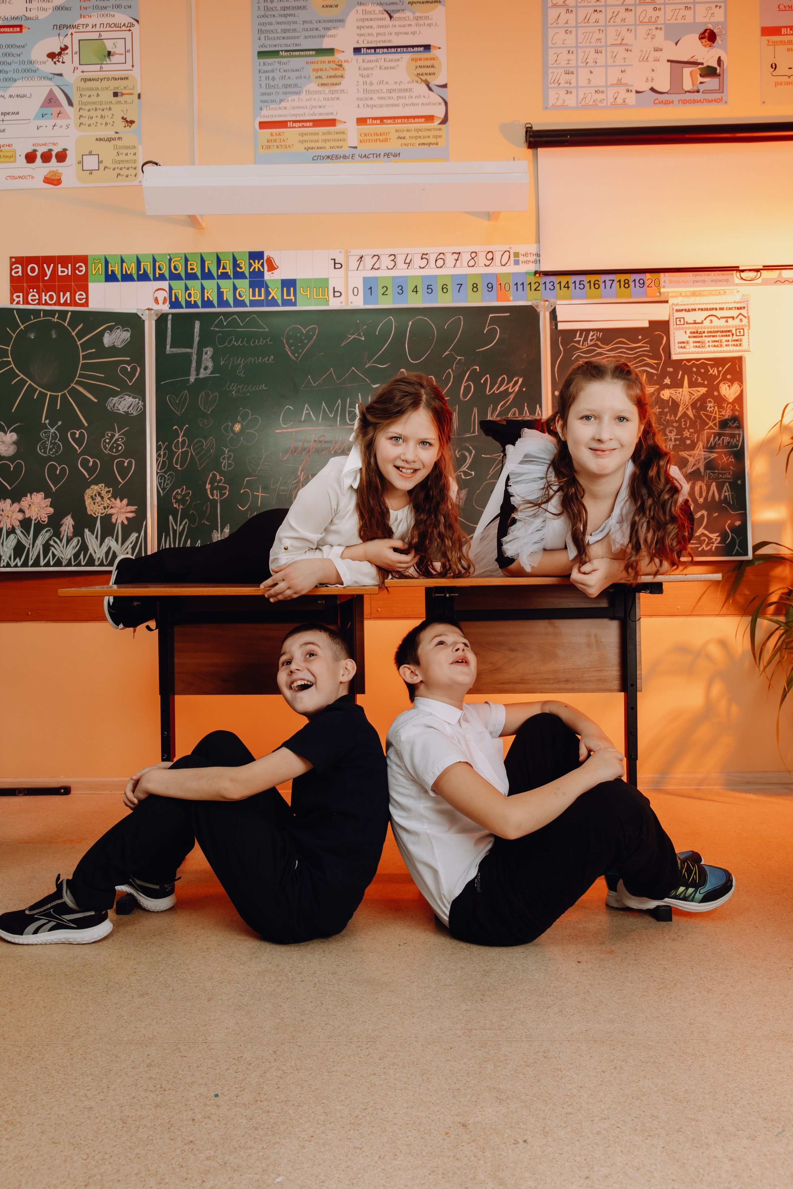 Школьные альбомы в Чернянке. Фотограф Максим Никонов