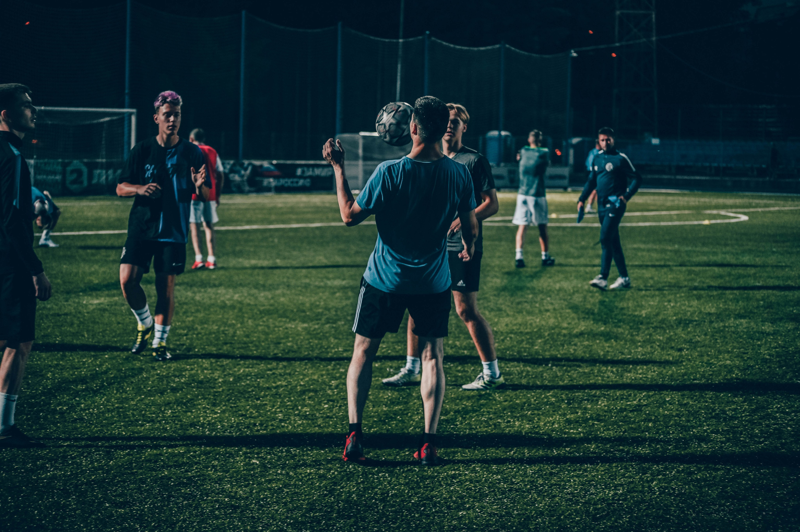 Фотосъёмка футбольной тренировки на стадионе. Фотограф Александр Орымбаев