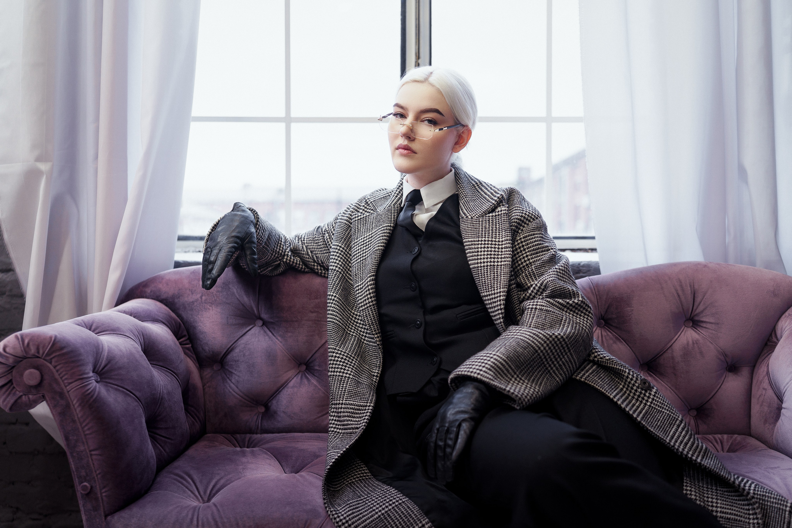 Гламурная студийная фотосессия — девушка в деловом костюме в интерьерном зале