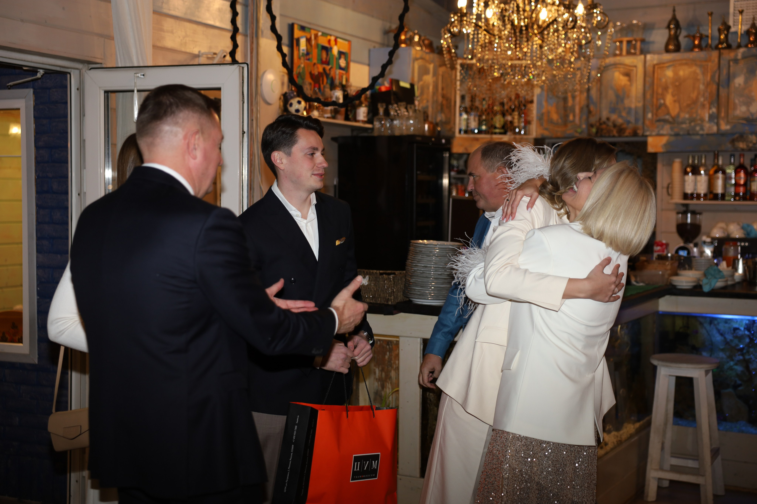 𝒜𝓇𝓉𝑒𝓂 & 𝐿𝓎𝓊𝓈𝓎𝒶 (𝓇𝑒𝓈𝓉𝒶𝓊𝓇𝒶𝓃𝓉). 𝑀𝑜𝓈𝒸𝑜𝓌. Свадебный фотограф в Санкт-Петербурге