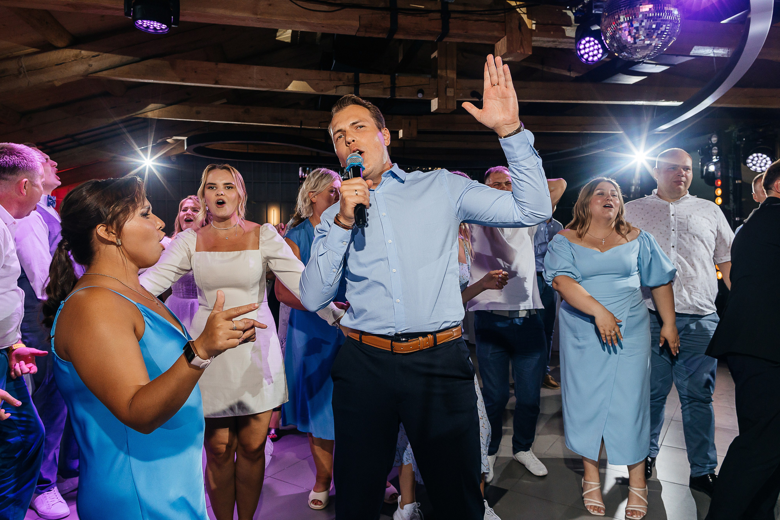 Трогательная выездная церемония в уютном дворике отеля. Олег Сверчков | Свадебный фотограф Вологда