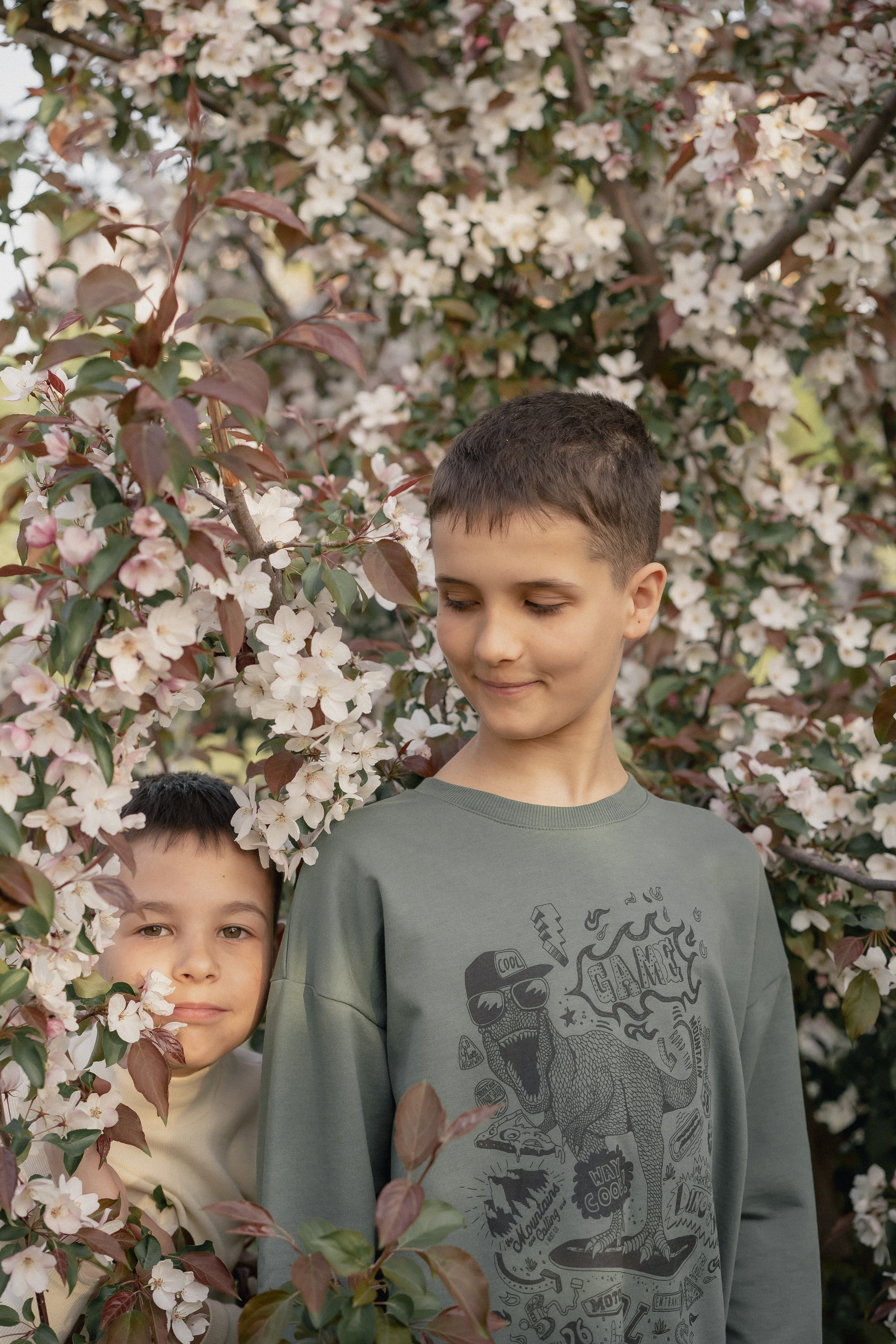 Семейная фотосессия в цветущих яблонях. Рыжкова Елена — контент фотограф Москва Тюмень. Стилизация съемки