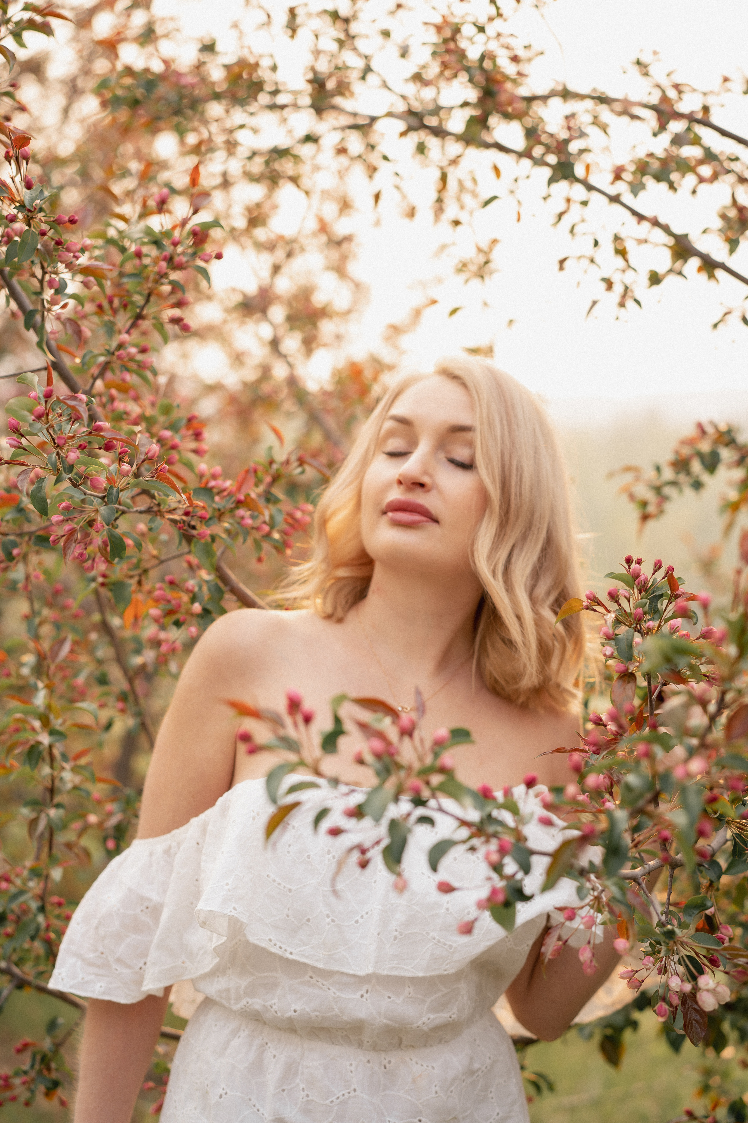 Юлия, фотосессия в цветущих яблонях. Рыжкова Елена — контент фотограф Москва Тюмень. Стилизация съемки