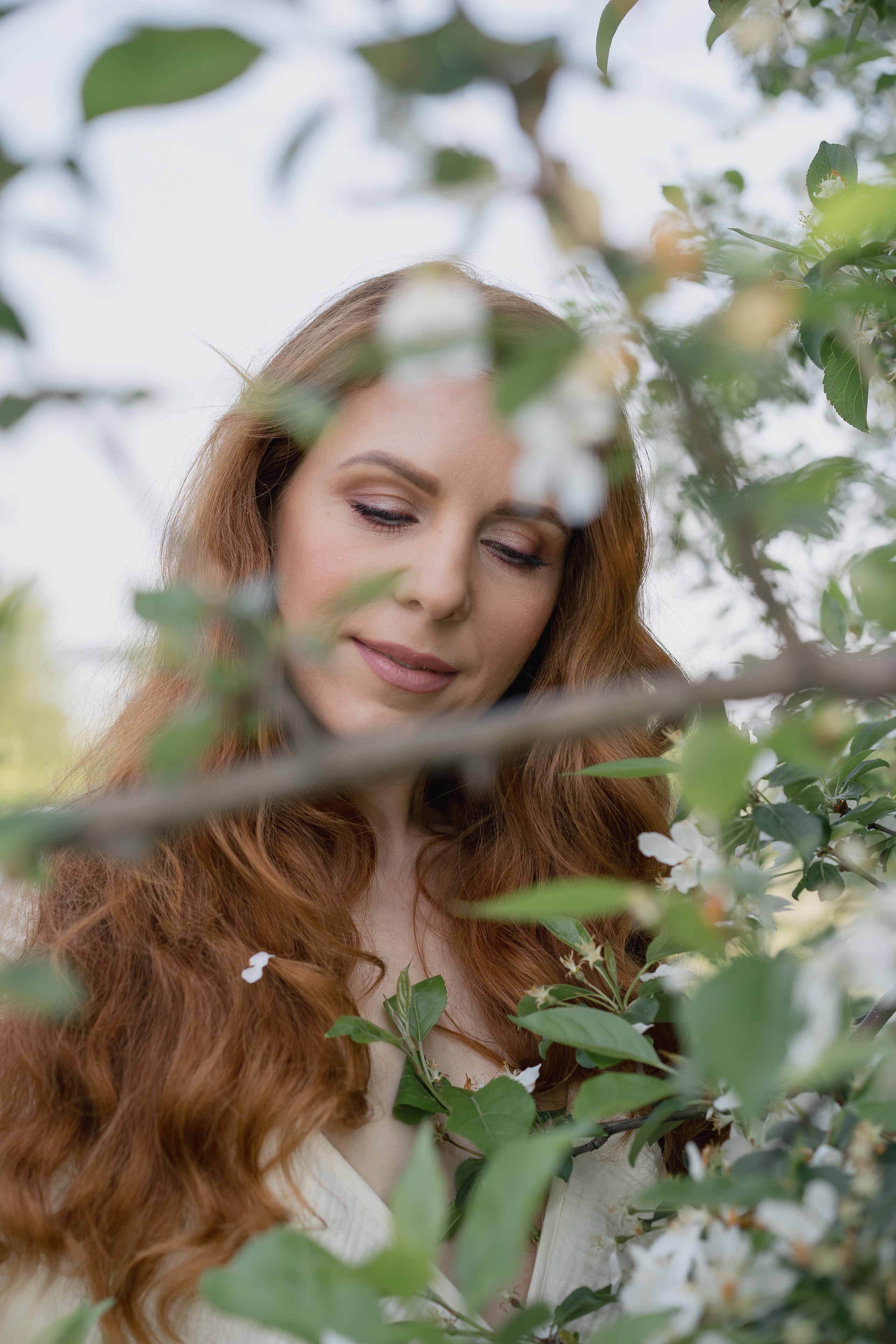 Фотосессия в цветущих яблонях. Рыжкова Елена — контент фотограф Москва Тюмень. Стилизация съемки