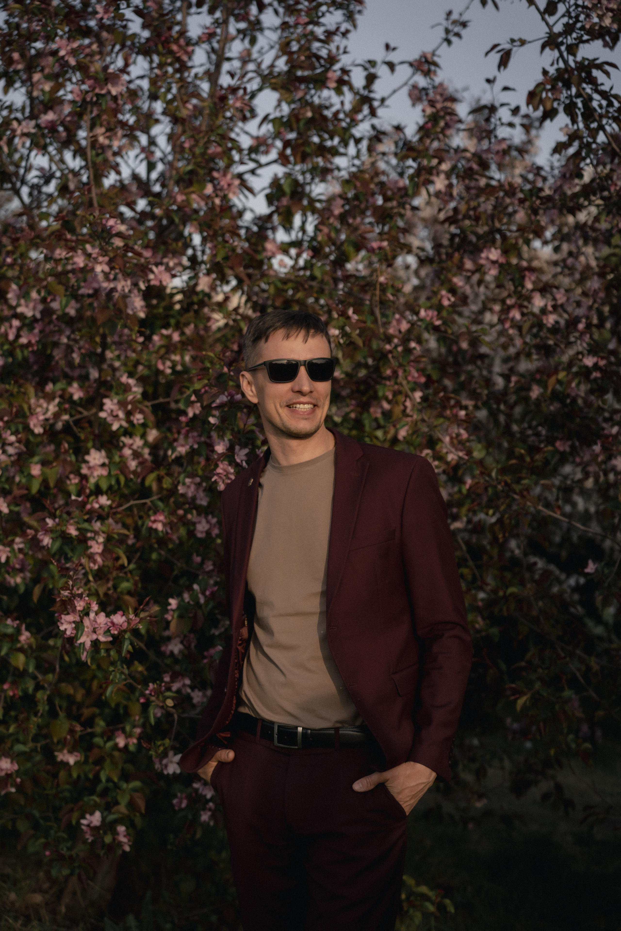 Семейная фотосессия в цветущих яблонях. Рыжкова Елена — контент фотограф Москва Тюмень. Стилизация съемки