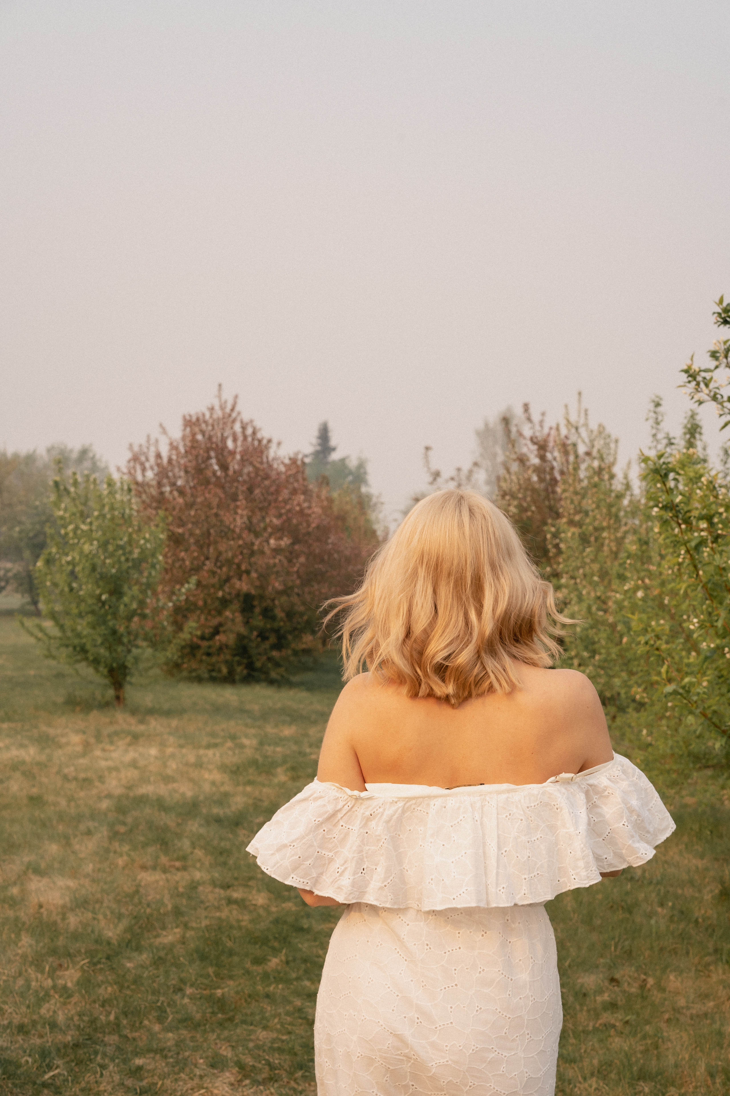 Юлия, фотосессия в цветущих яблонях. Рыжкова Елена — контент фотограф Москва Тюмень. Стилизация съемки