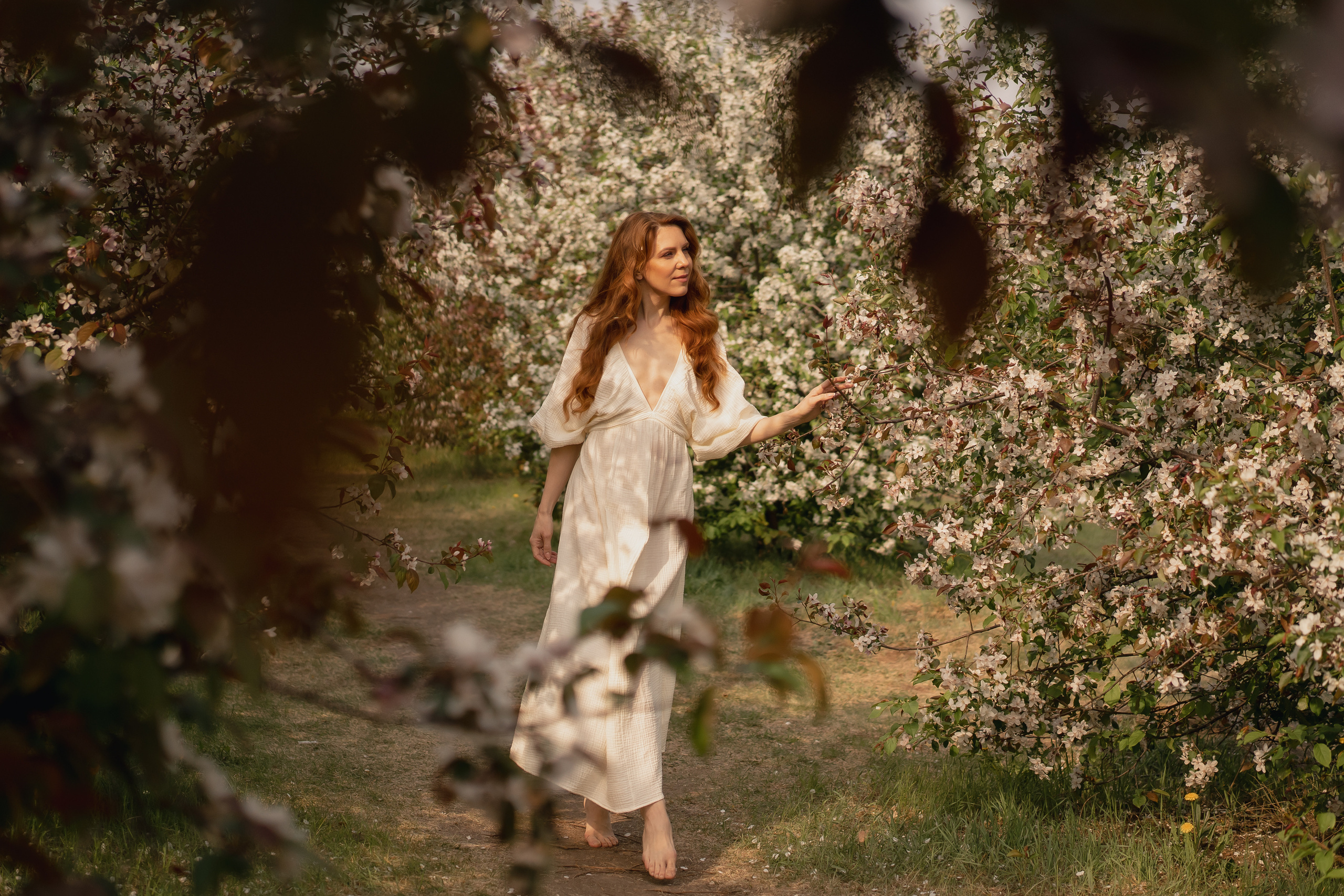Фотосессия в цветущих яблонях. Рыжкова Елена — контент фотограф Москва Тюмень. Стилизация съемки