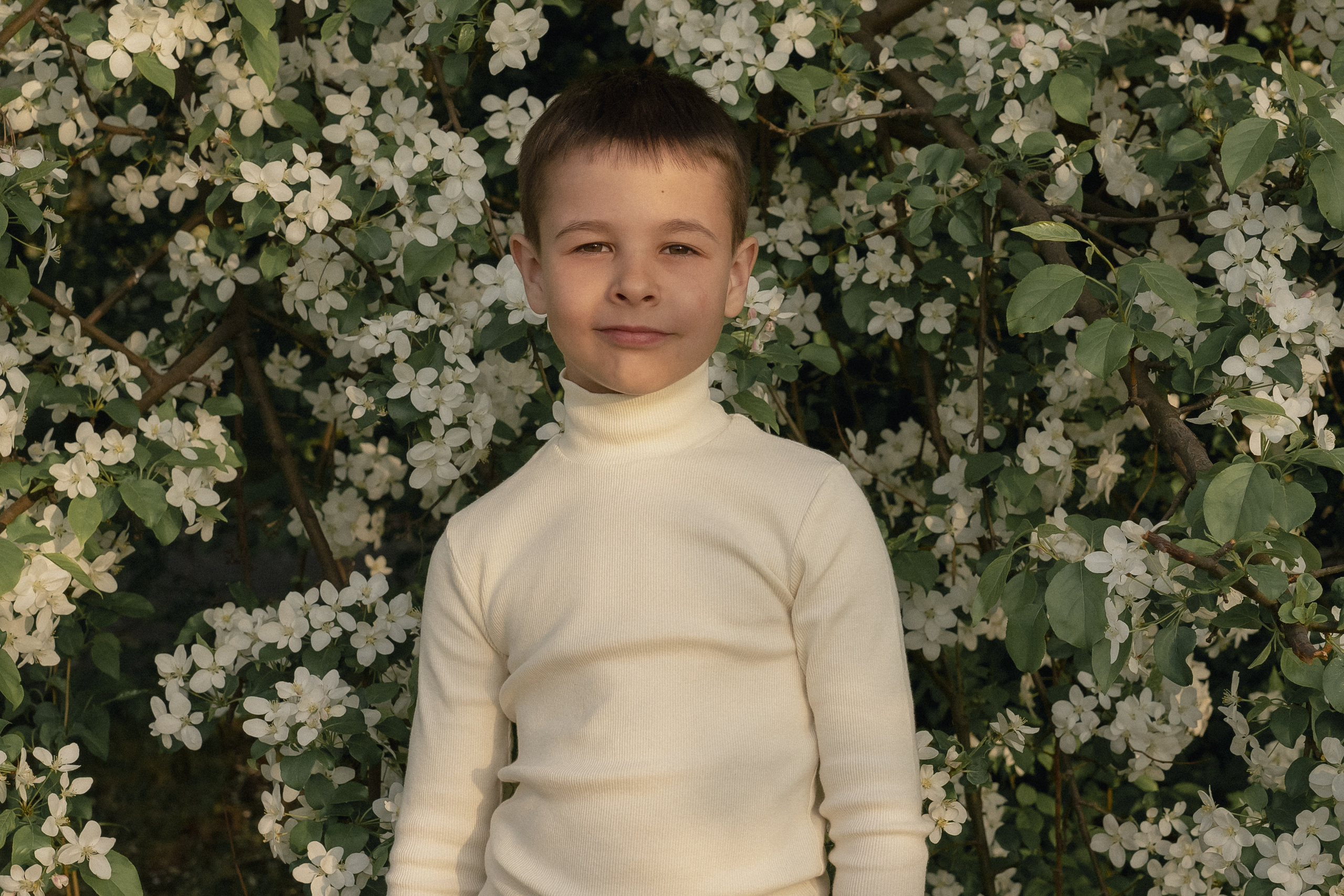 Семейная фотосессия в цветущих яблонях. Рыжкова Елена — контент фотограф Москва Тюмень. Стилизация съемки