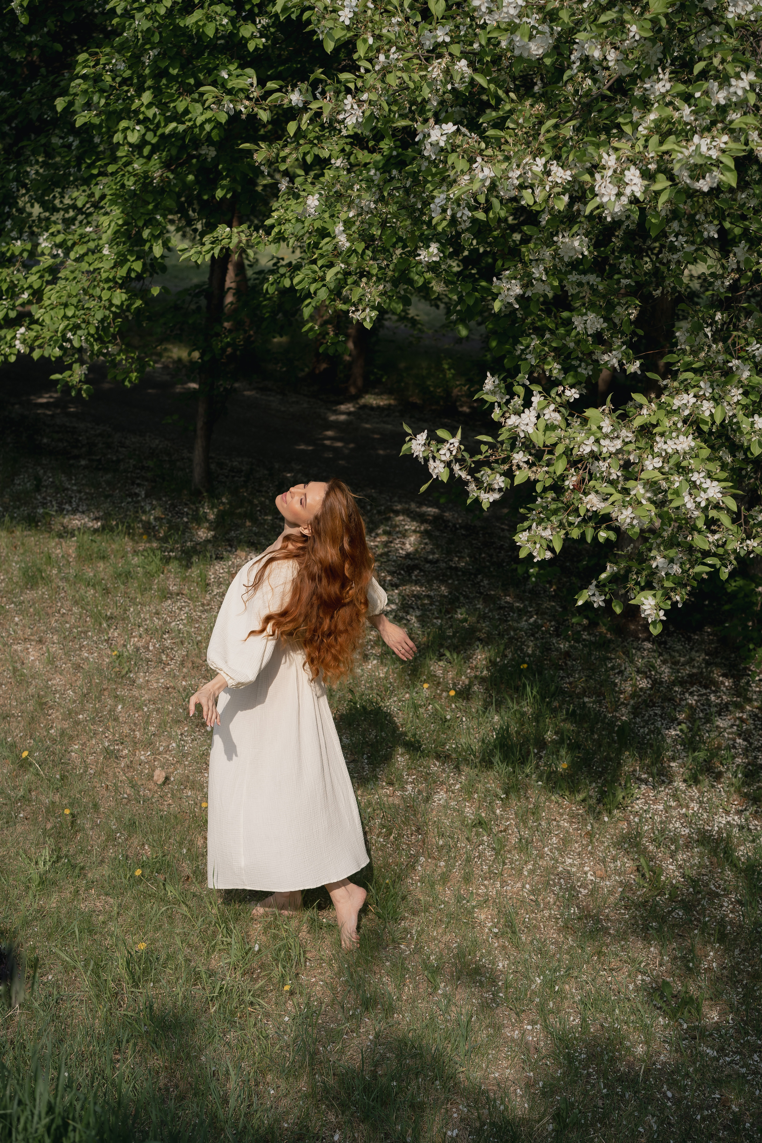 Фотосессия в цветущих яблонях. Рыжкова Елена — контент фотограф Москва Тюмень. Стилизация съемки
