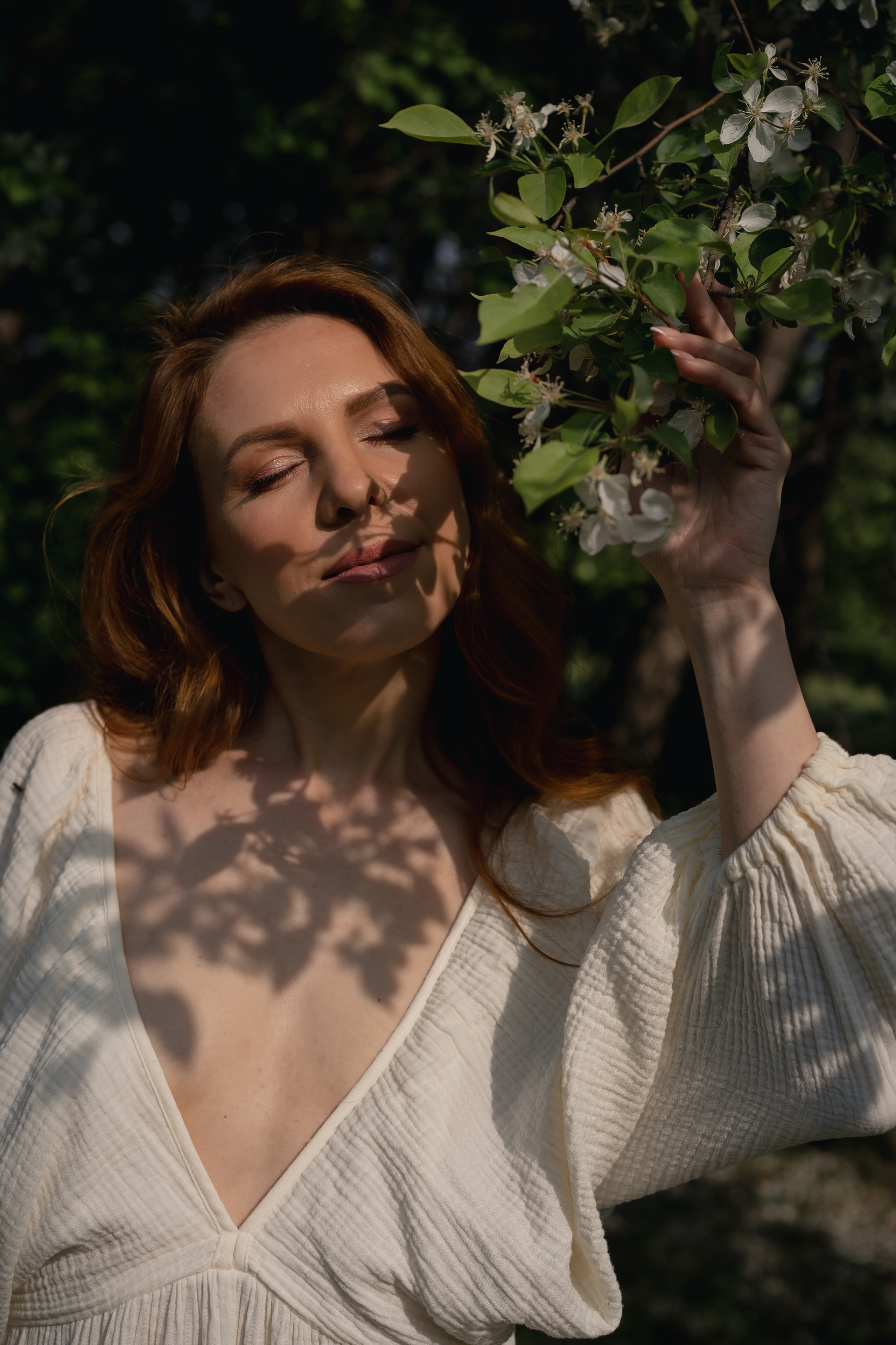 Фотосессия в цветущих яблонях. Рыжкова Елена — контент фотограф Москва Тюмень. Стилизация съемки